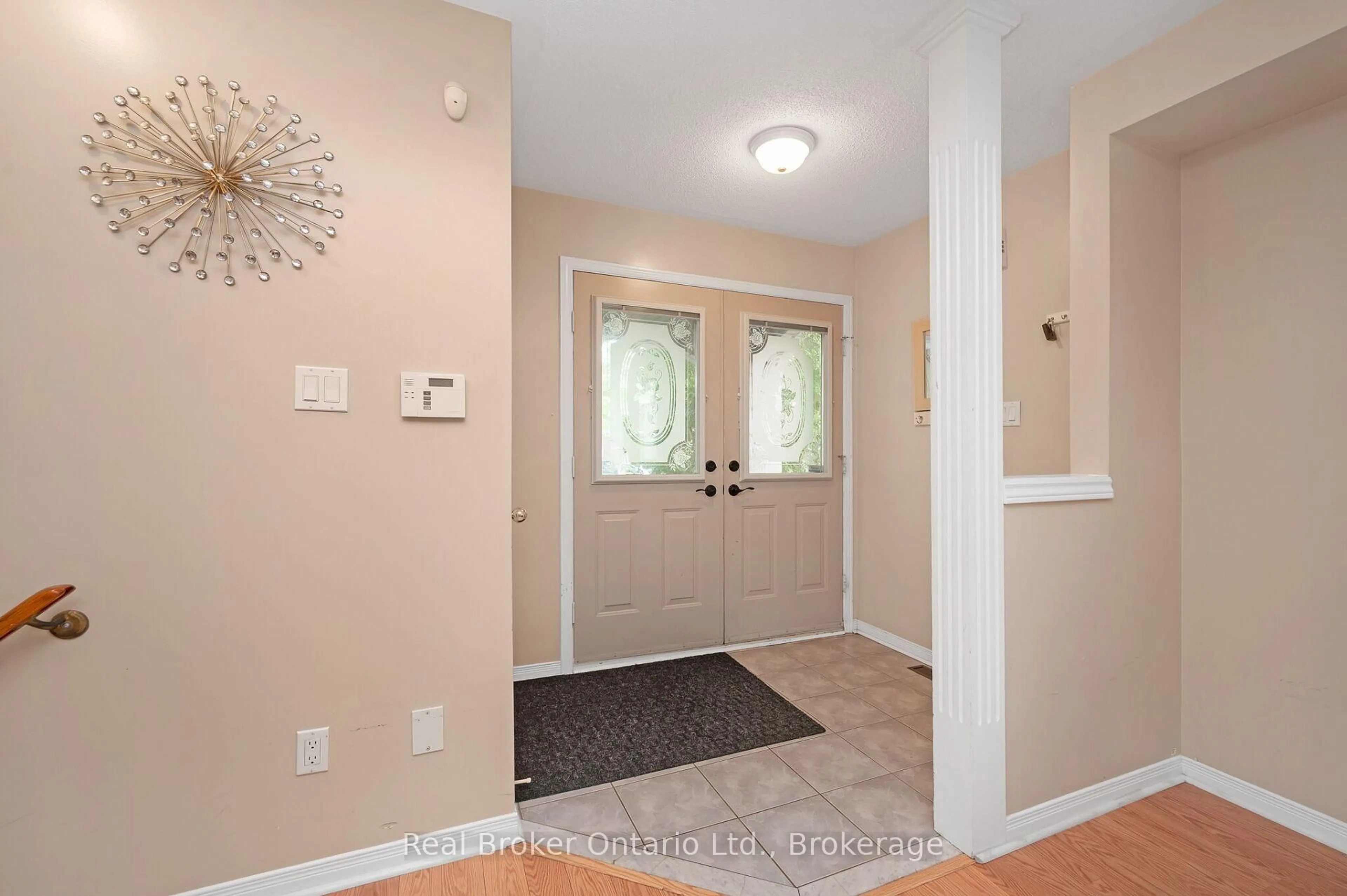 Indoor entryway for 2189 Shorncliffe Blvd, Oakville Ontario L6M 3X2