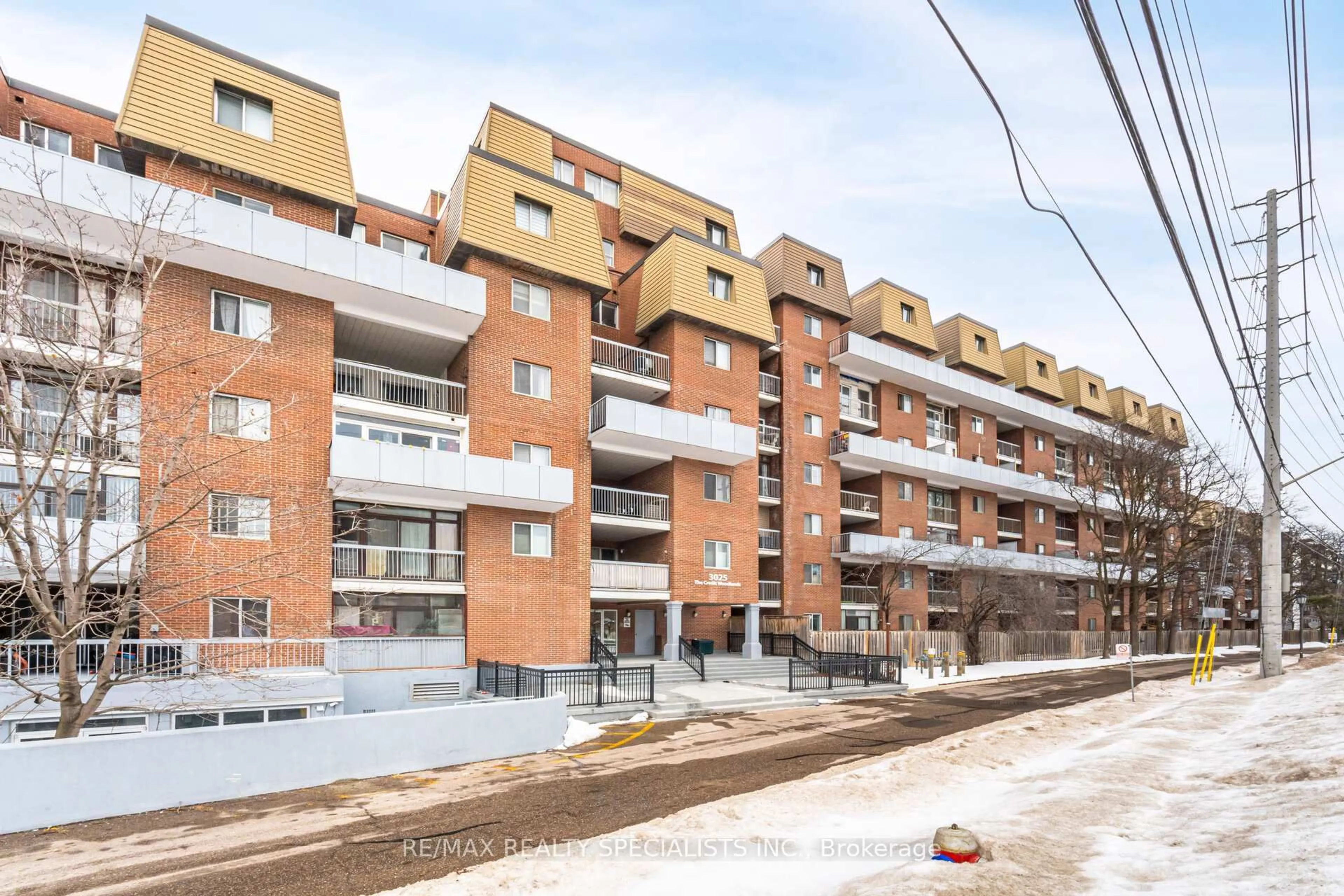 Unknown for 3025 The Credit Woodlands Rd #325, Mississauga Ontario L5C 2V3