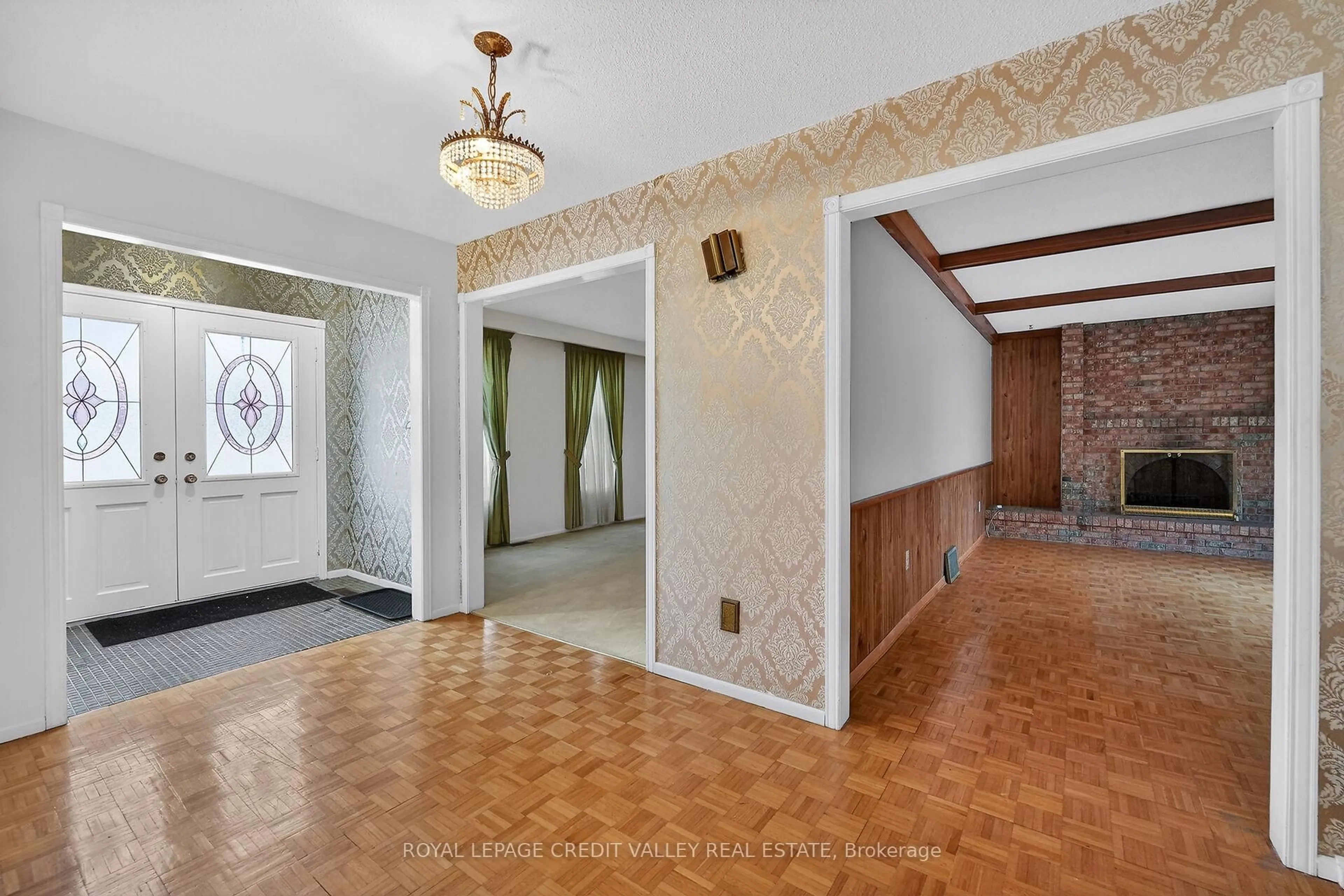 Indoor foyer for 1929 Fieldgate Dr, Burlington Ontario L7P 3H4