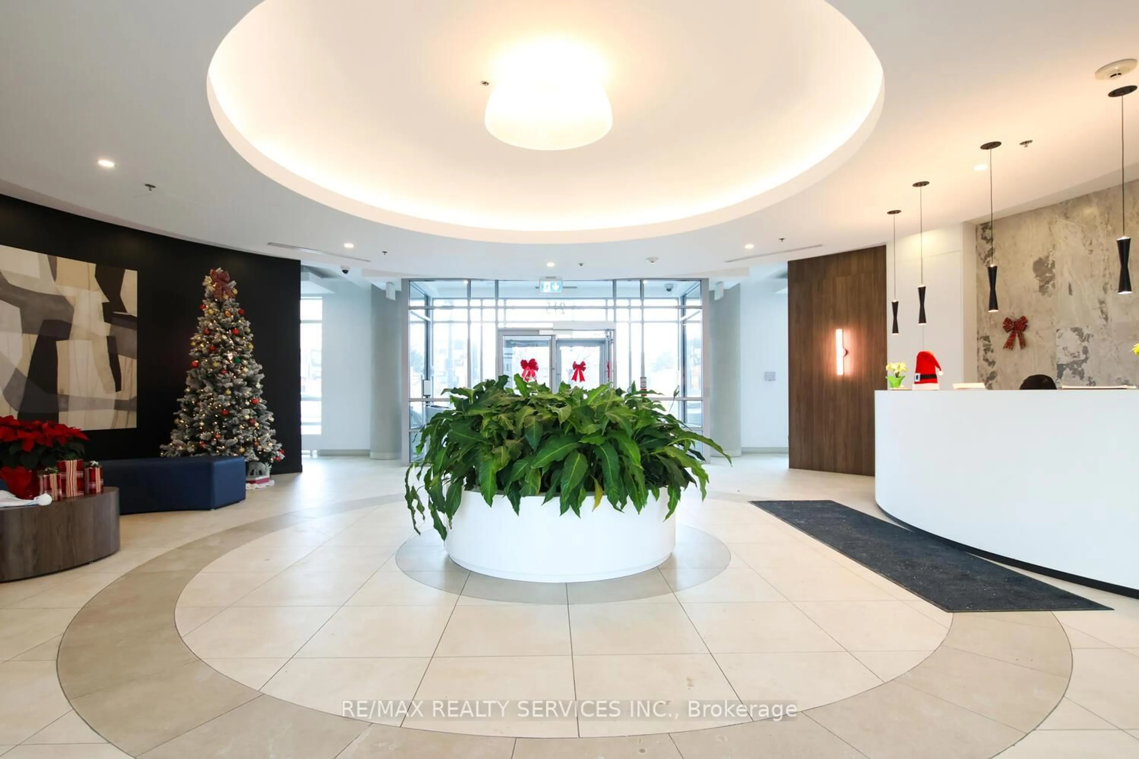 Indoor foyer for 215 Queen St #1103, Brampton Ontario L6W 0A9