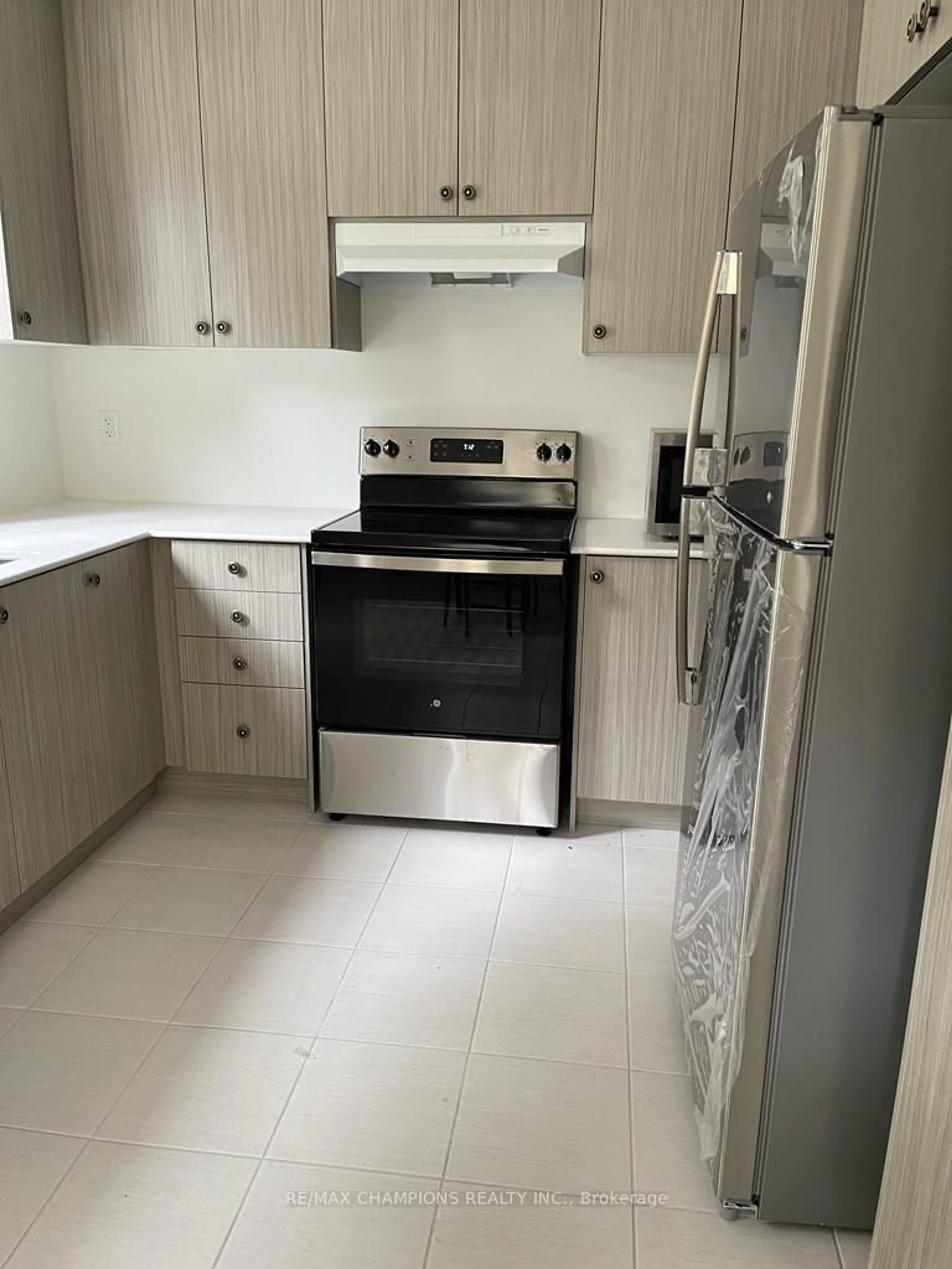 Standard kitchen, unknown for 68 First St #24, Orangeville Ontario L9W 2E3