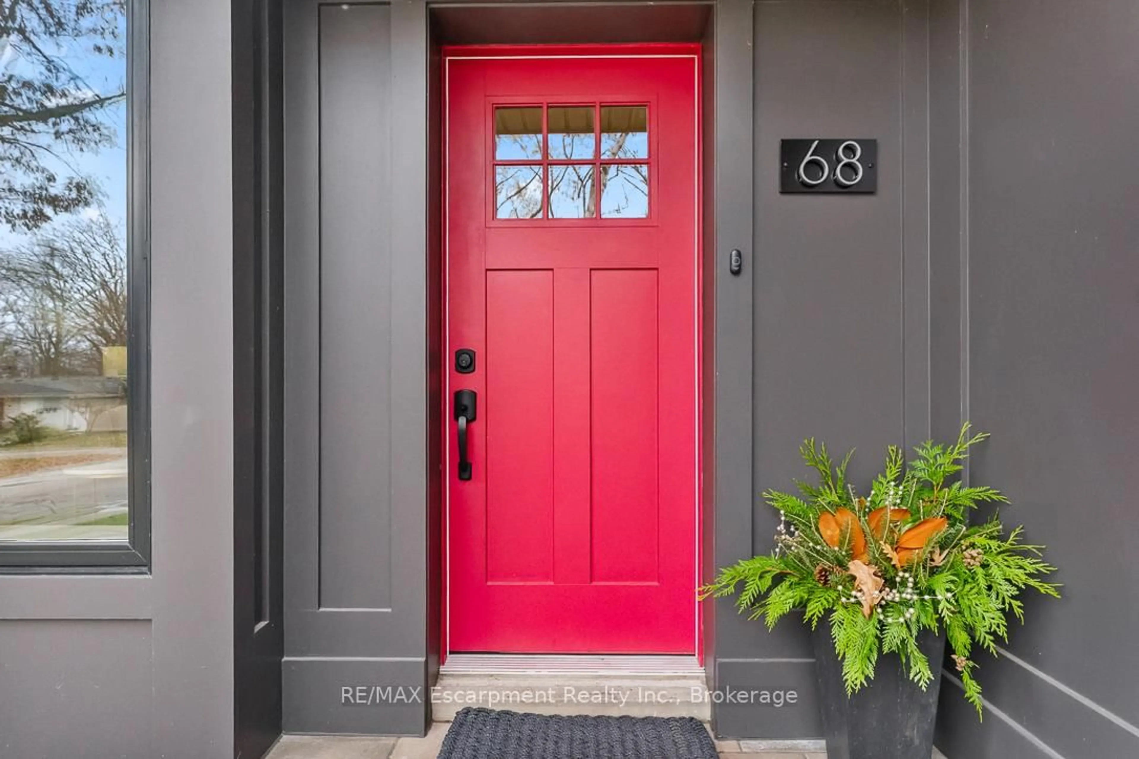 Indoor entryway for 68 Glenmanor Dr, Oakville Ontario L6K 2B4