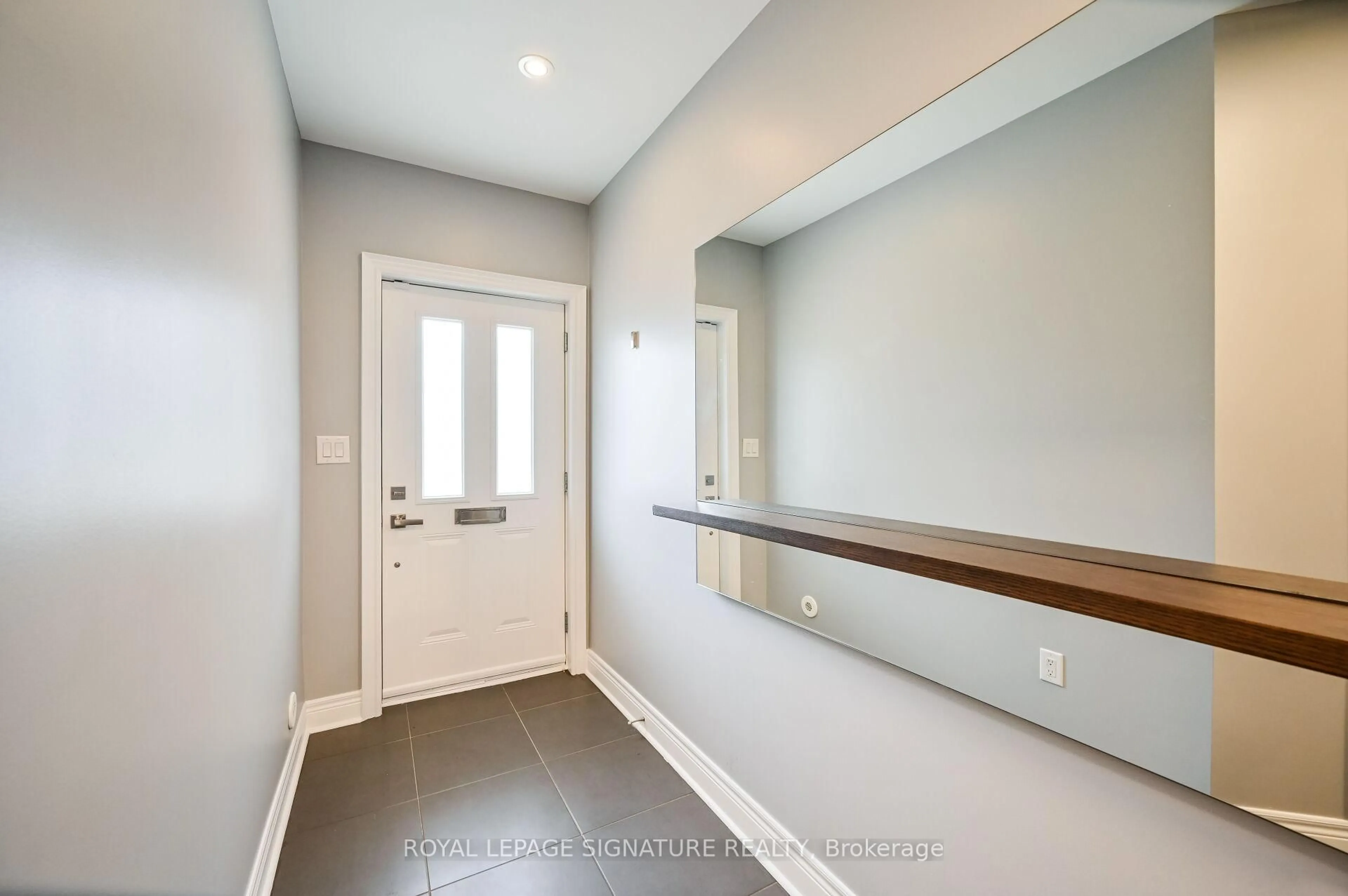 Indoor entryway for 1809 Pagehurst Ave, Mississauga Ontario L4X 1Y6
