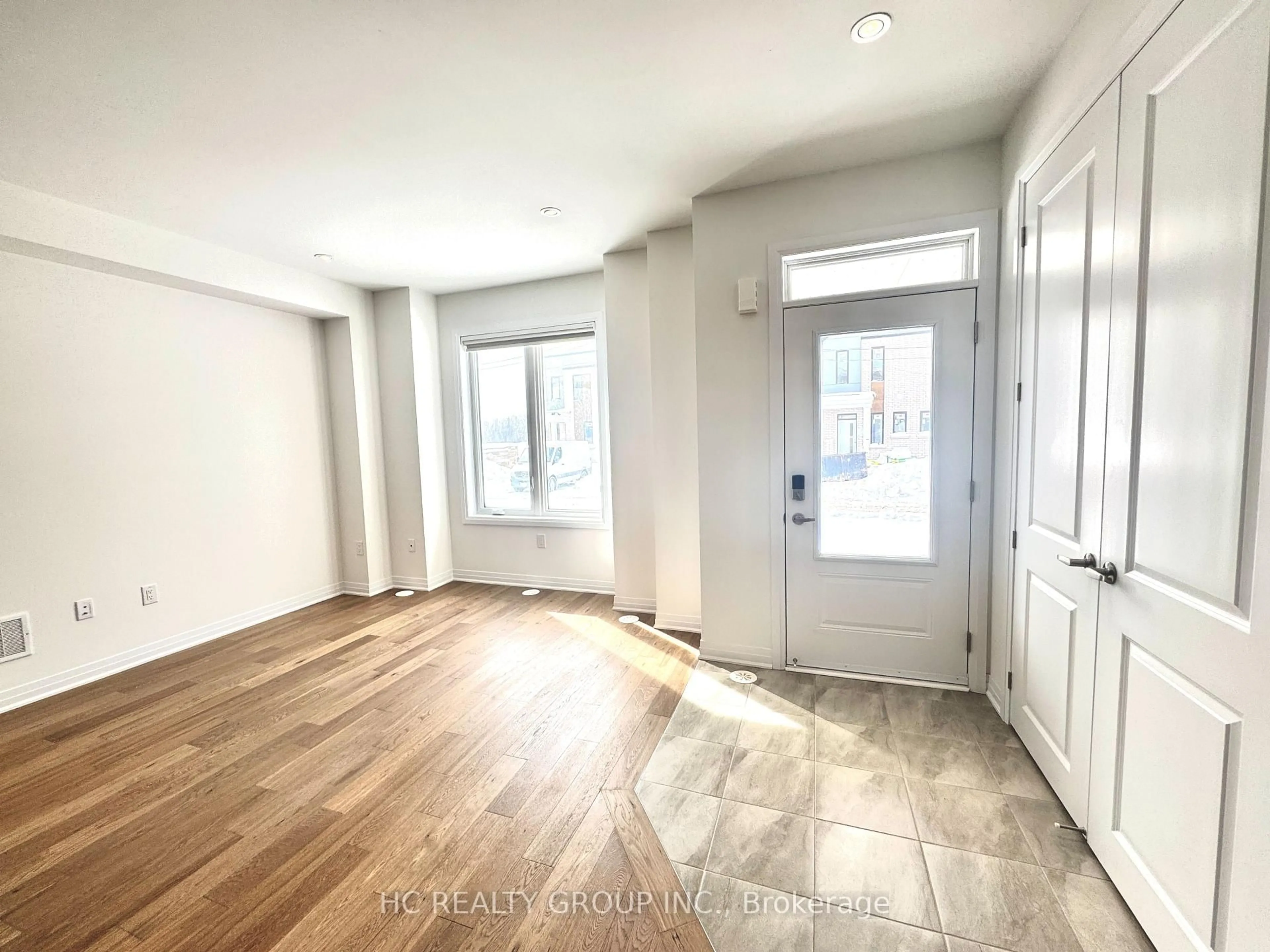 Indoor entryway for 3219 Crystal Dr, Oakville Ontario L6M 5S8