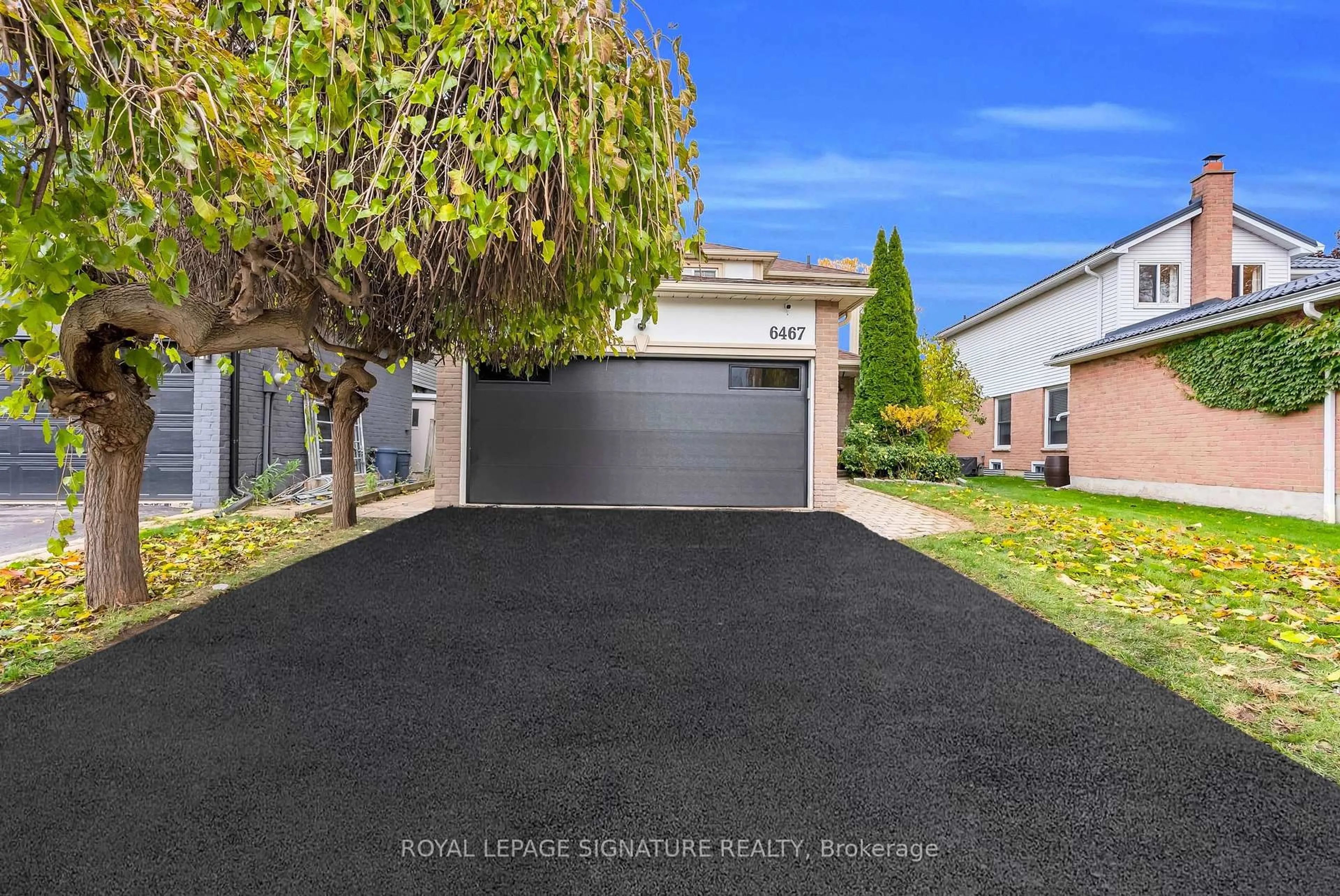 A pic from outside/outdoor area/front of a property/back of a property/a pic from drone, street for 6467 Edenwood Dr, Mississauga Ontario L5N 3H2