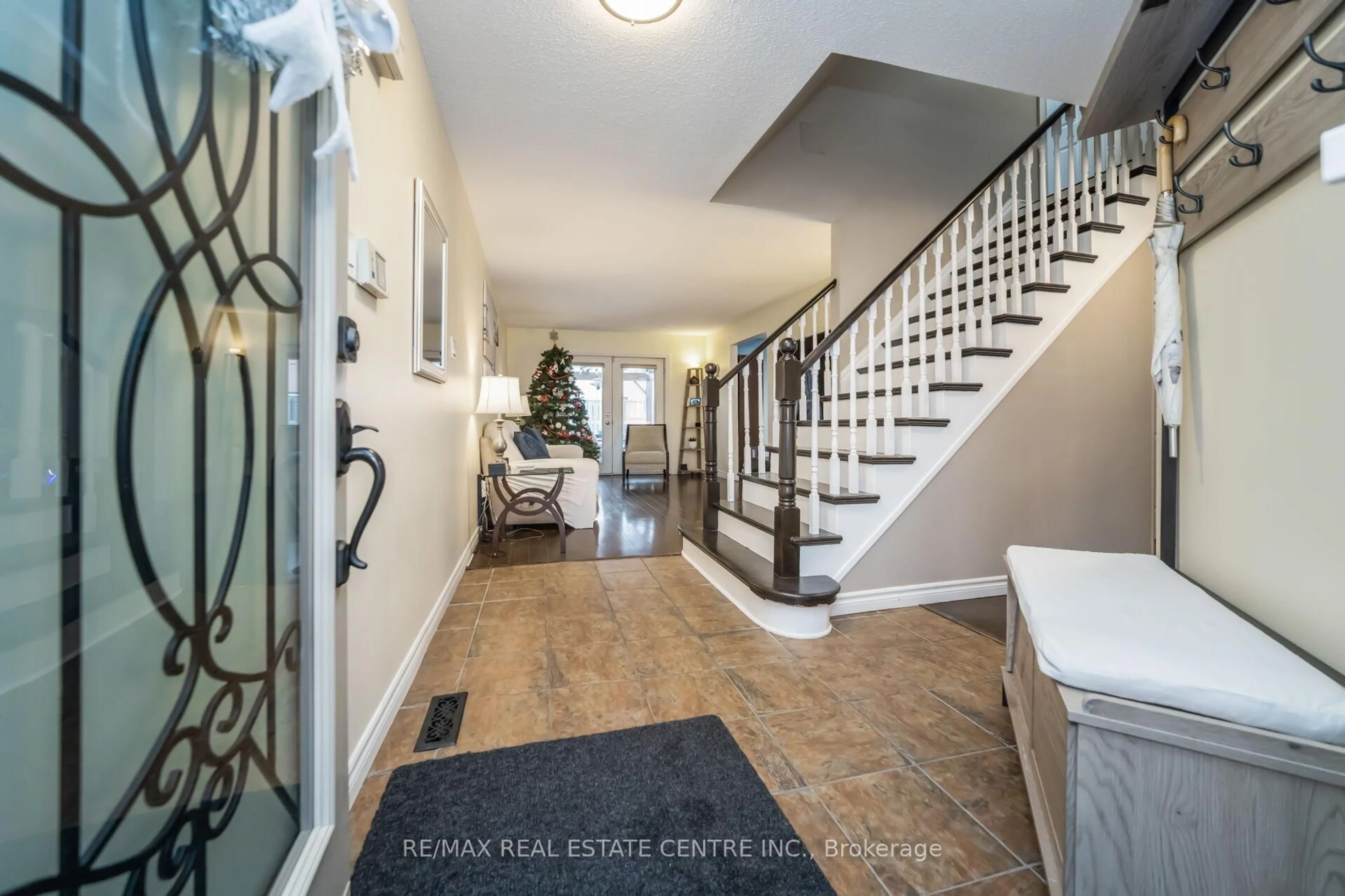 Indoor entryway for 50 Lacewood Cres, Brampton Ontario L6S 3K4