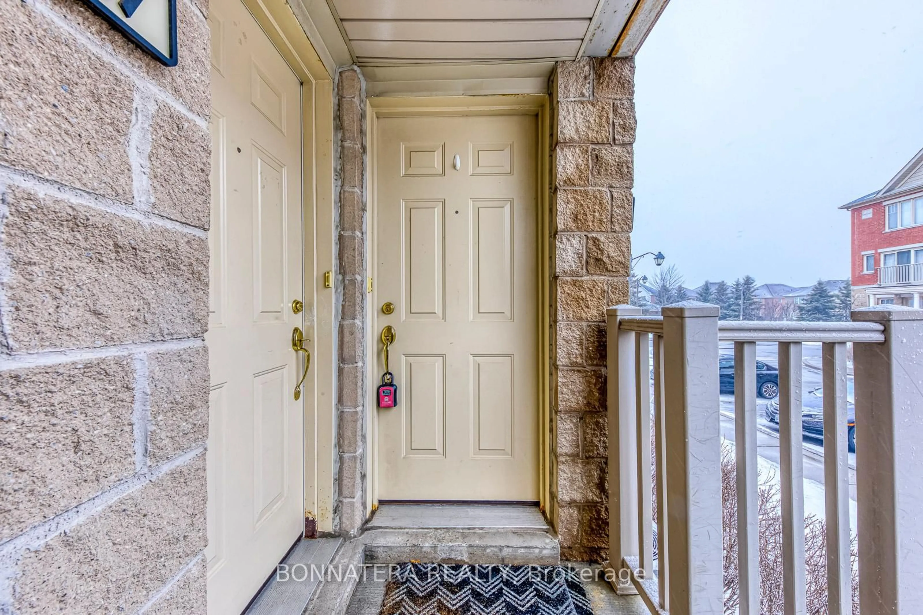 Indoor entryway for 5050 Intrepid Dr #64, Mississauga Ontario L5M 0E5