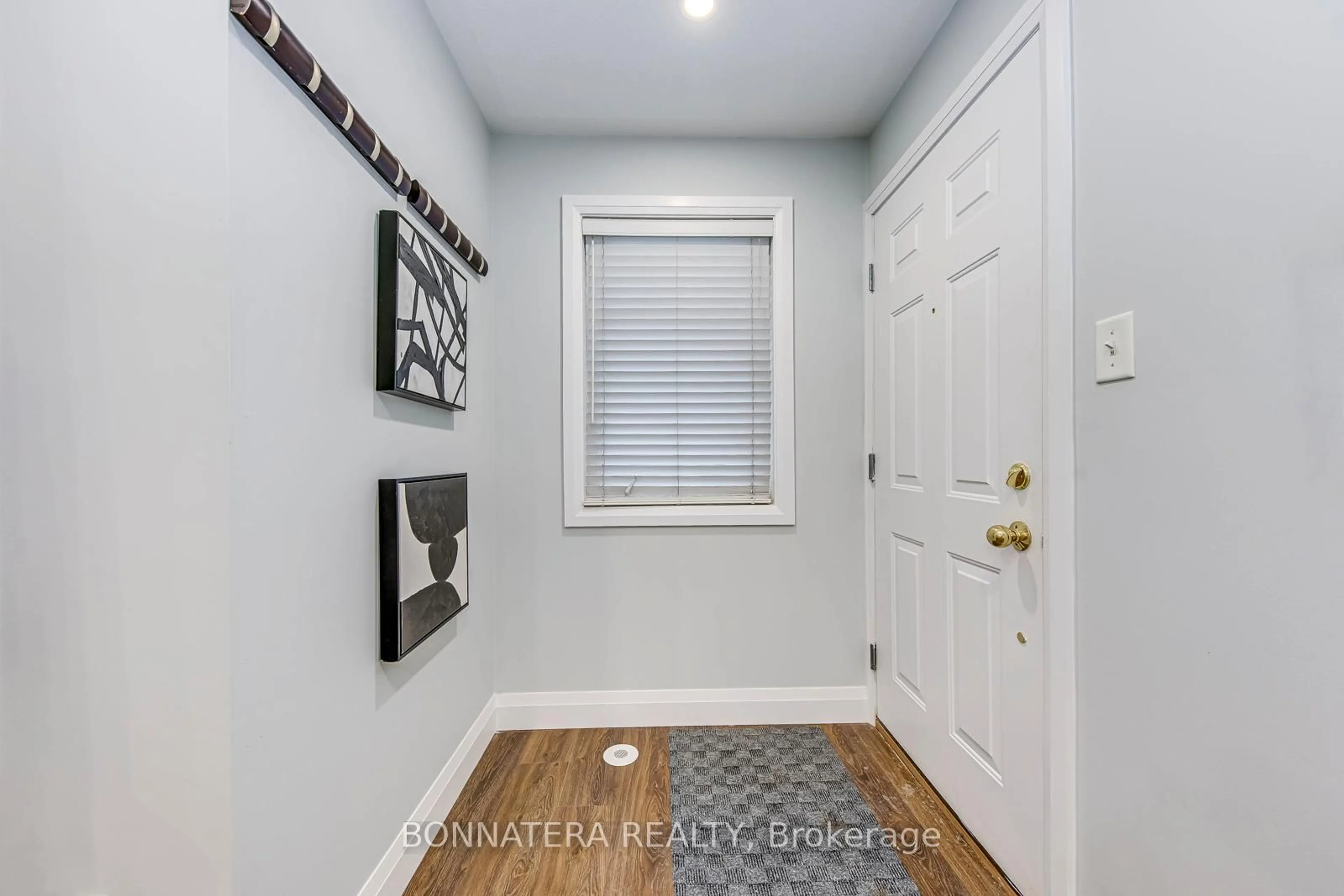 Indoor entryway for 5050 Intrepid Dr #64, Mississauga Ontario L5M 0E5