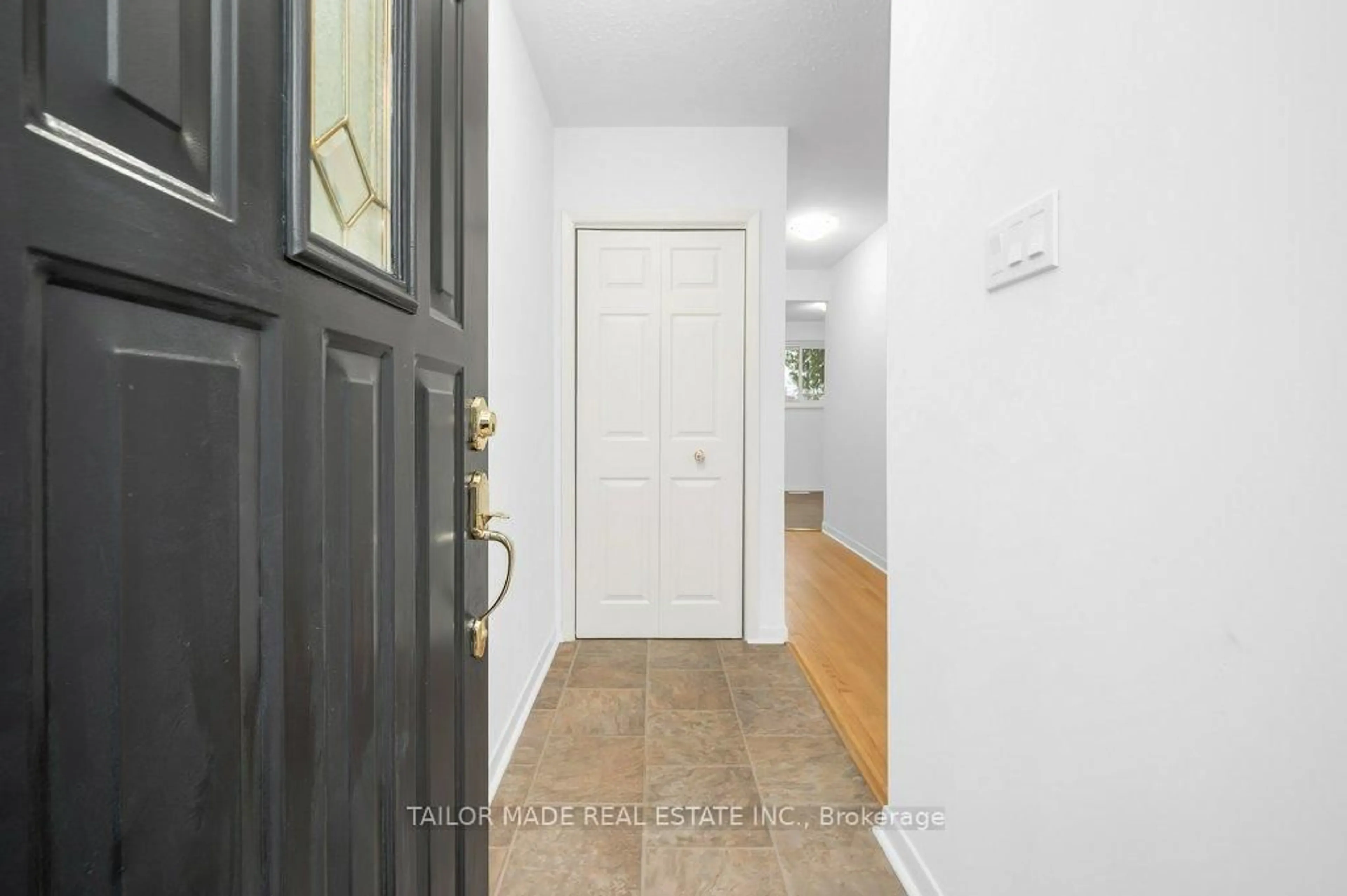 Indoor entryway for 37 Vanderbrent Cres, Toronto Ontario M9R 3W9