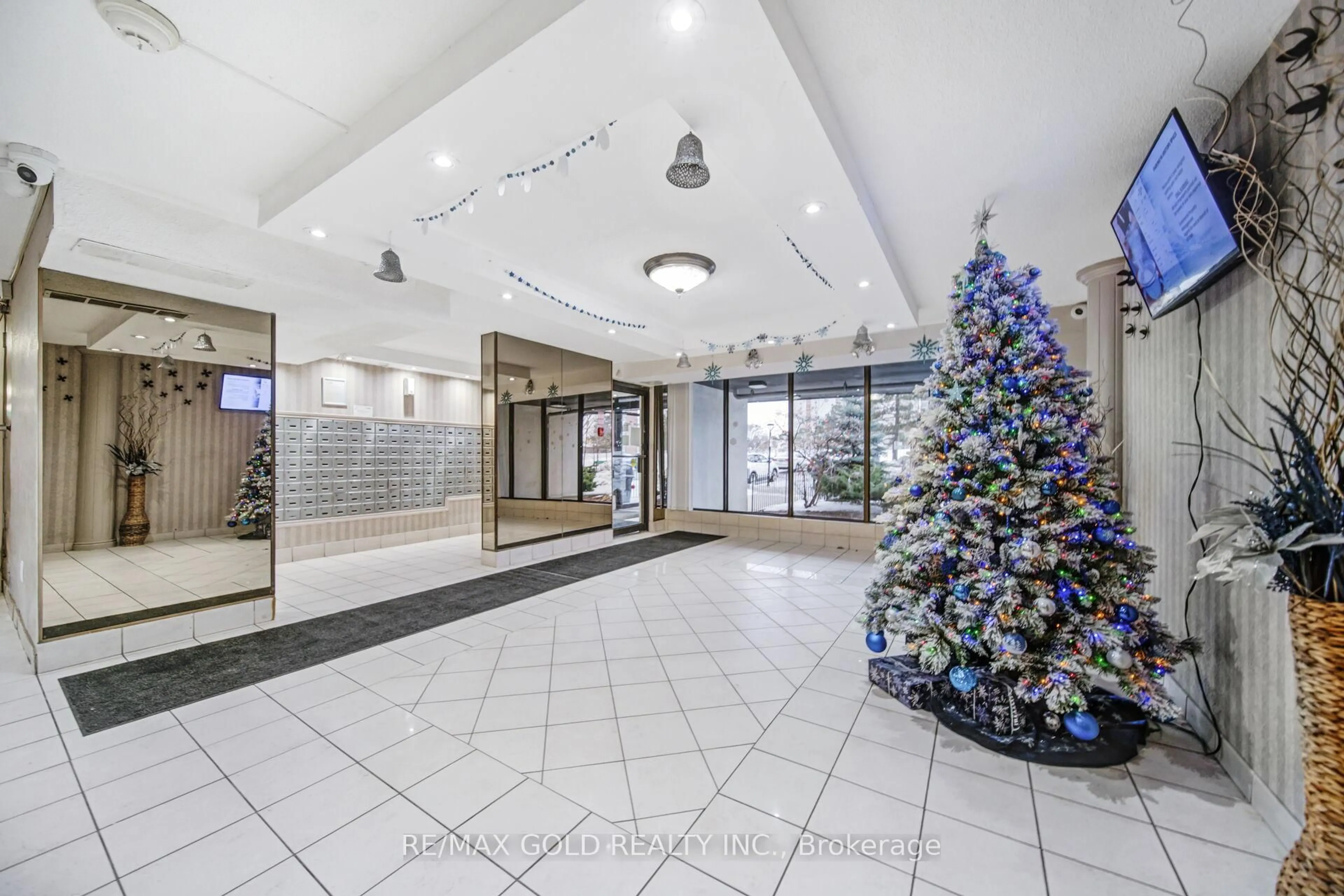 Indoor foyer for 21 Knightsbridge Rd #1905, Brampton Ontario L6T 3Y1