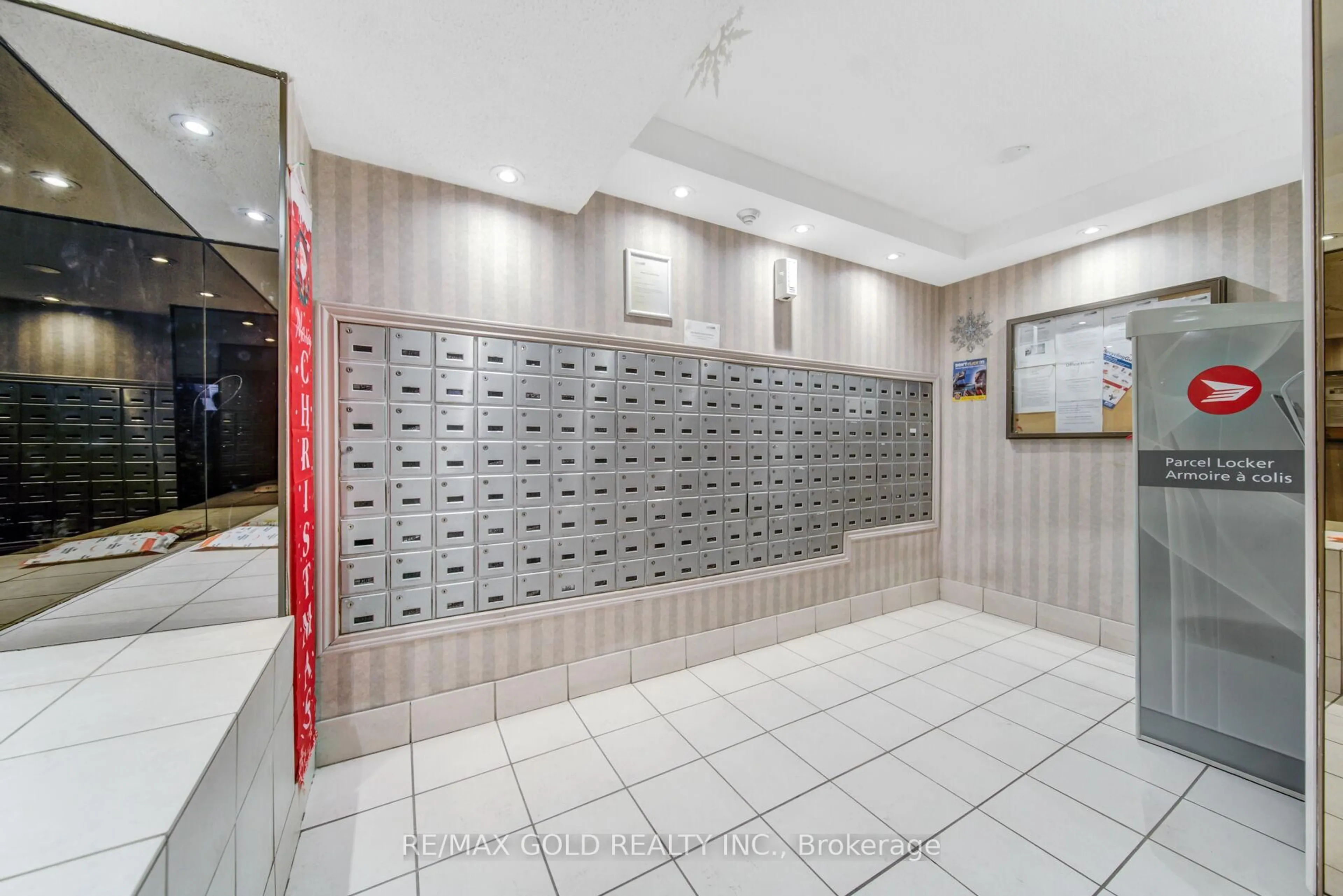 Indoor foyer for 21 Knightsbridge Rd #1905, Brampton Ontario L6T 3Y1