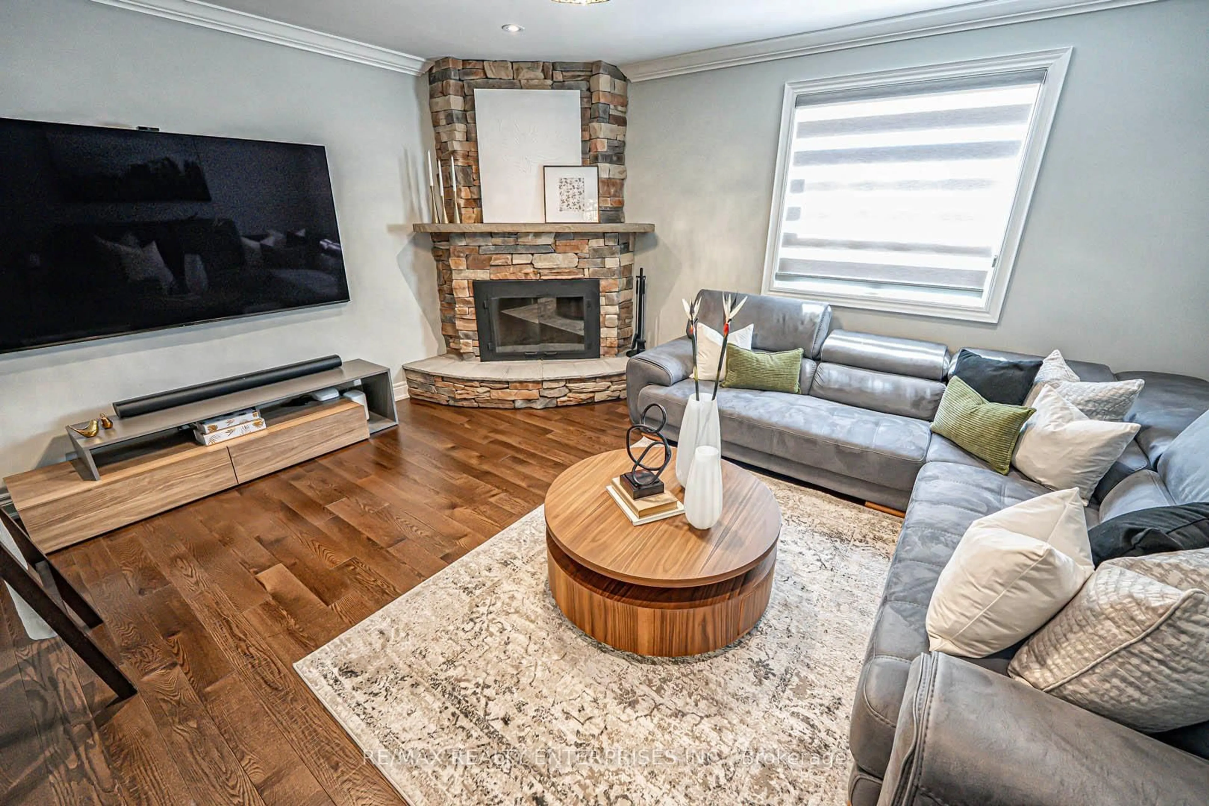 Living room with furniture, wood/laminate floor for 2344 Kenbarb Rd, Mississauga Ontario L5B 2E8
