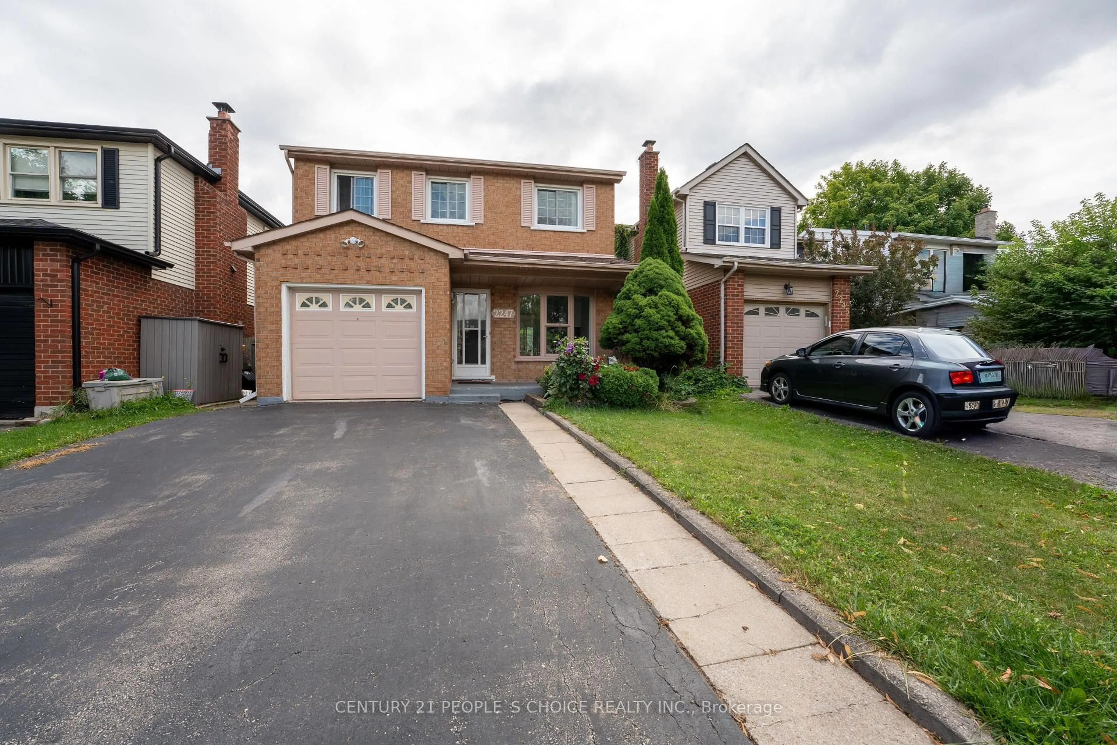 Home with brick exterior material, street for 2247 Silverbirch Crt, Burlington Ontario L7M 3H4