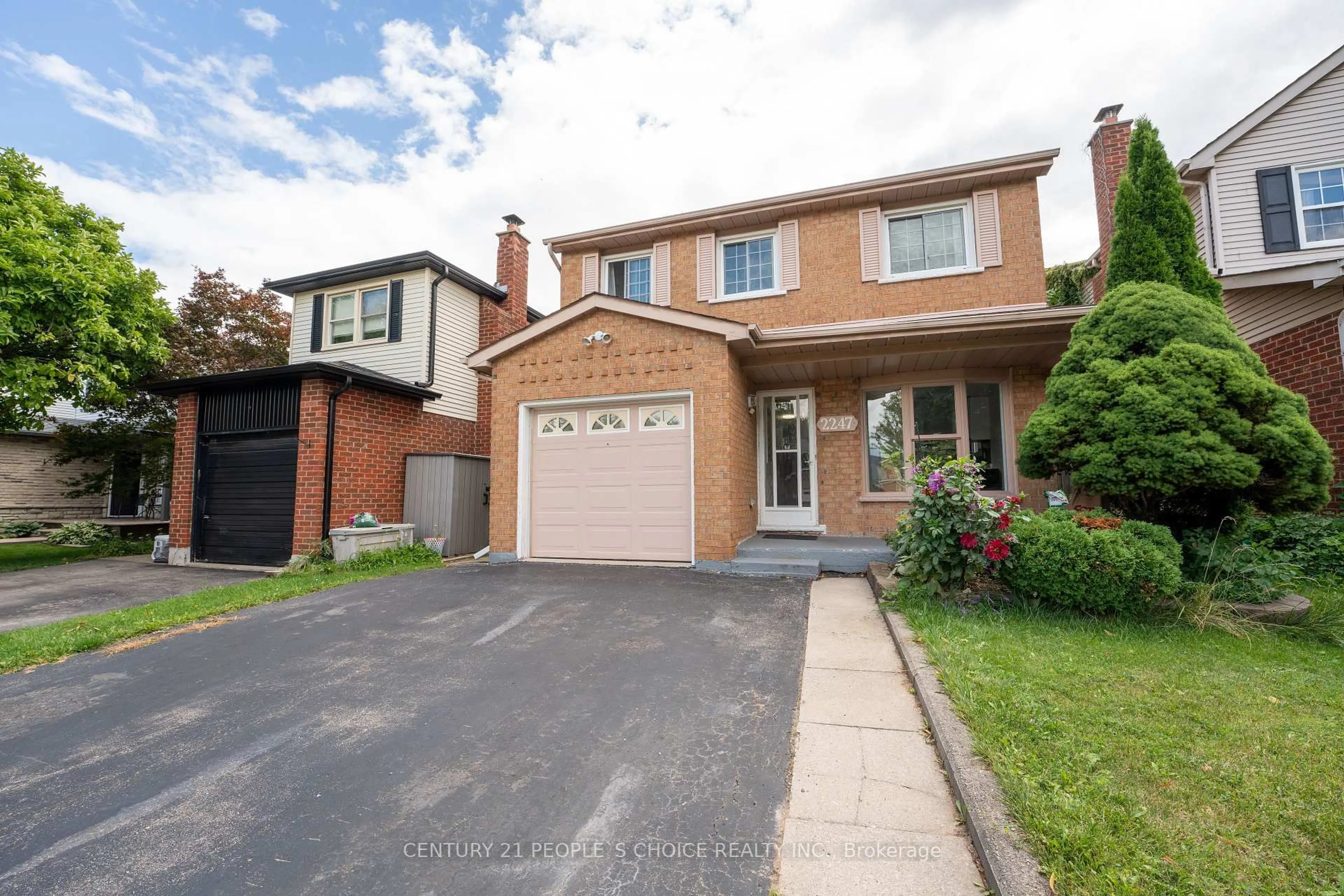 Home with brick exterior material, street for 2247 Silverbirch Crt, Burlington Ontario L7M 3H4