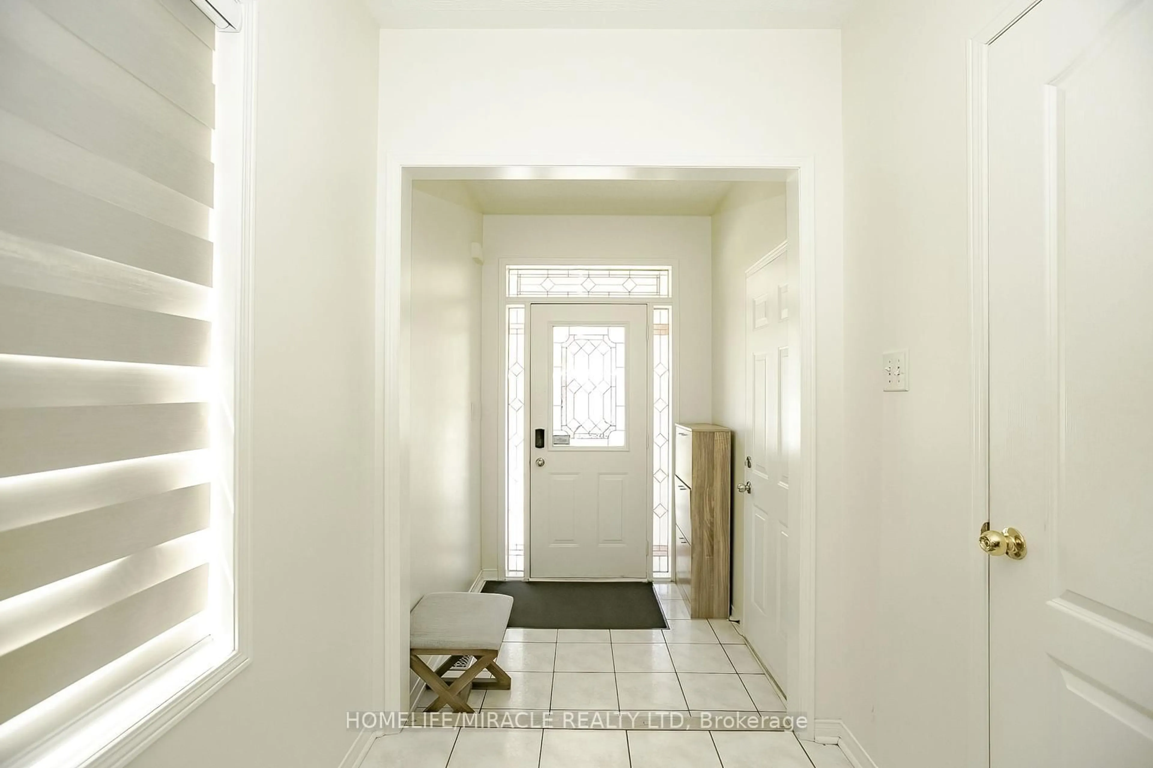 Indoor entryway for 20 Culture Cres, Brampton Ontario L6X 4V4