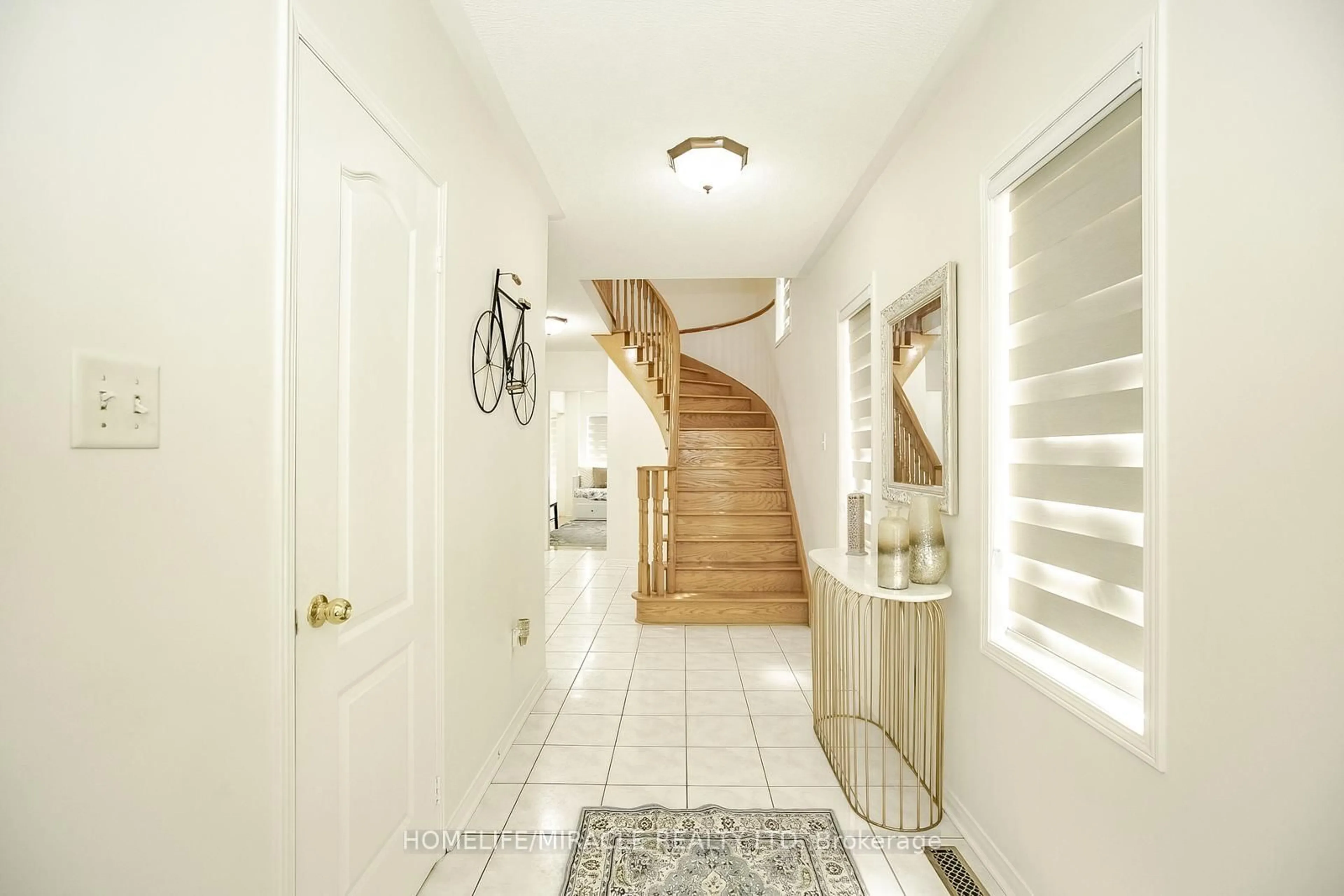 Indoor entryway for 20 Culture Cres, Brampton Ontario L6X 4V4