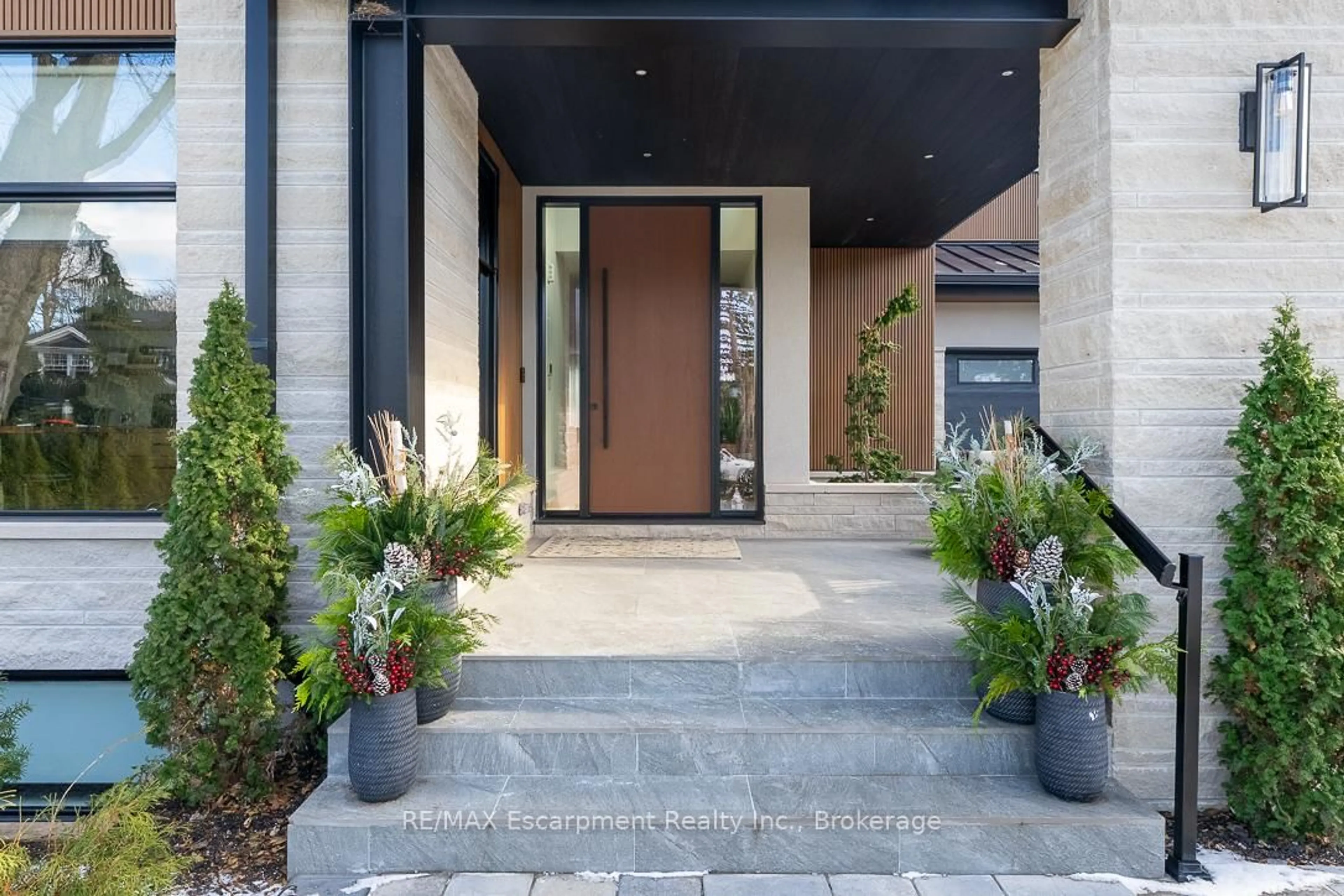 Indoor entryway for 540 Patricia Dr, Oakville Ontario L6K 1M2