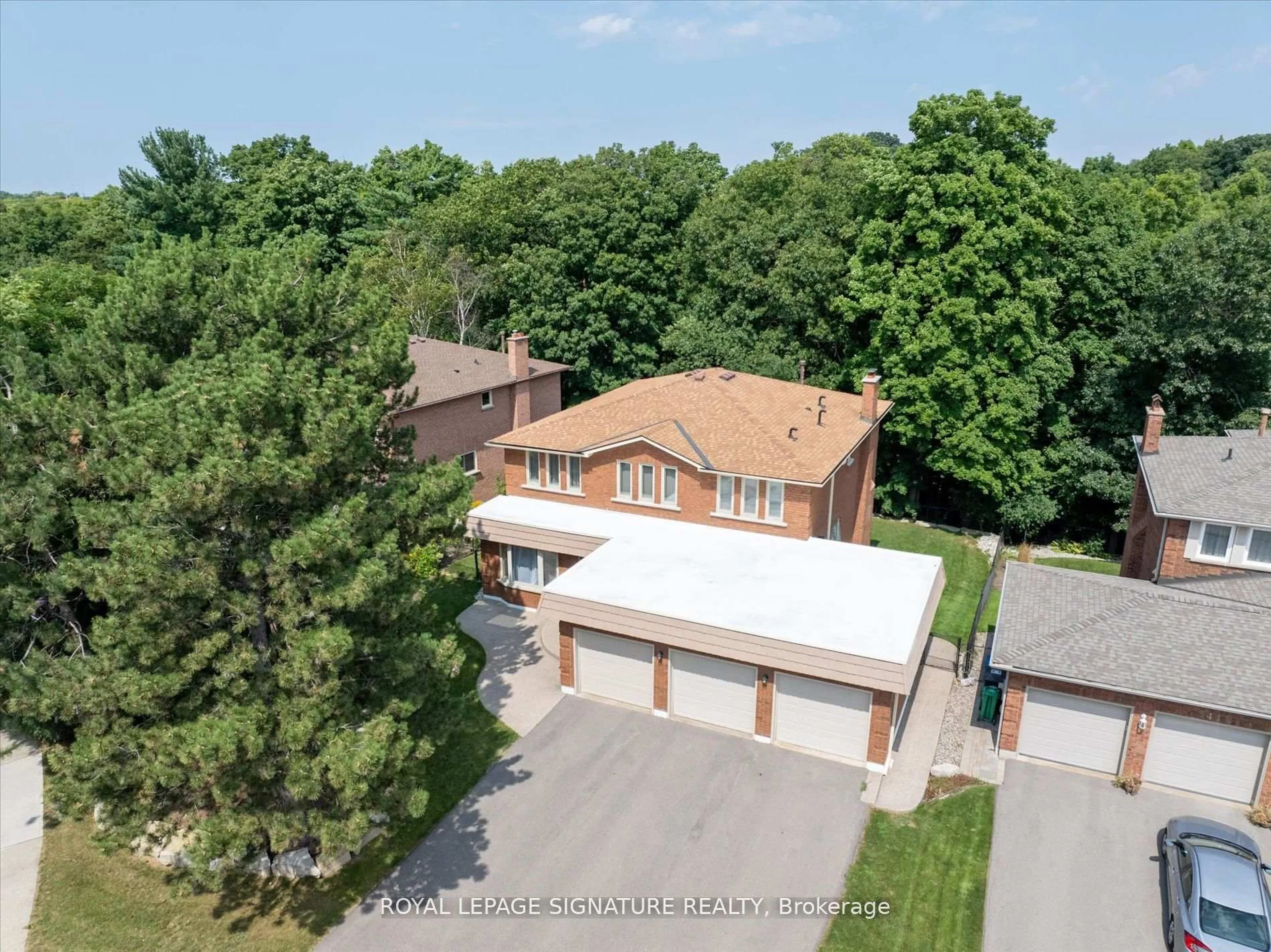 A pic from outside/outdoor area/front of a property/back of a property/a pic from drone, street for 3417 Sanderling Cres, Mississauga Ontario L5L 3P4