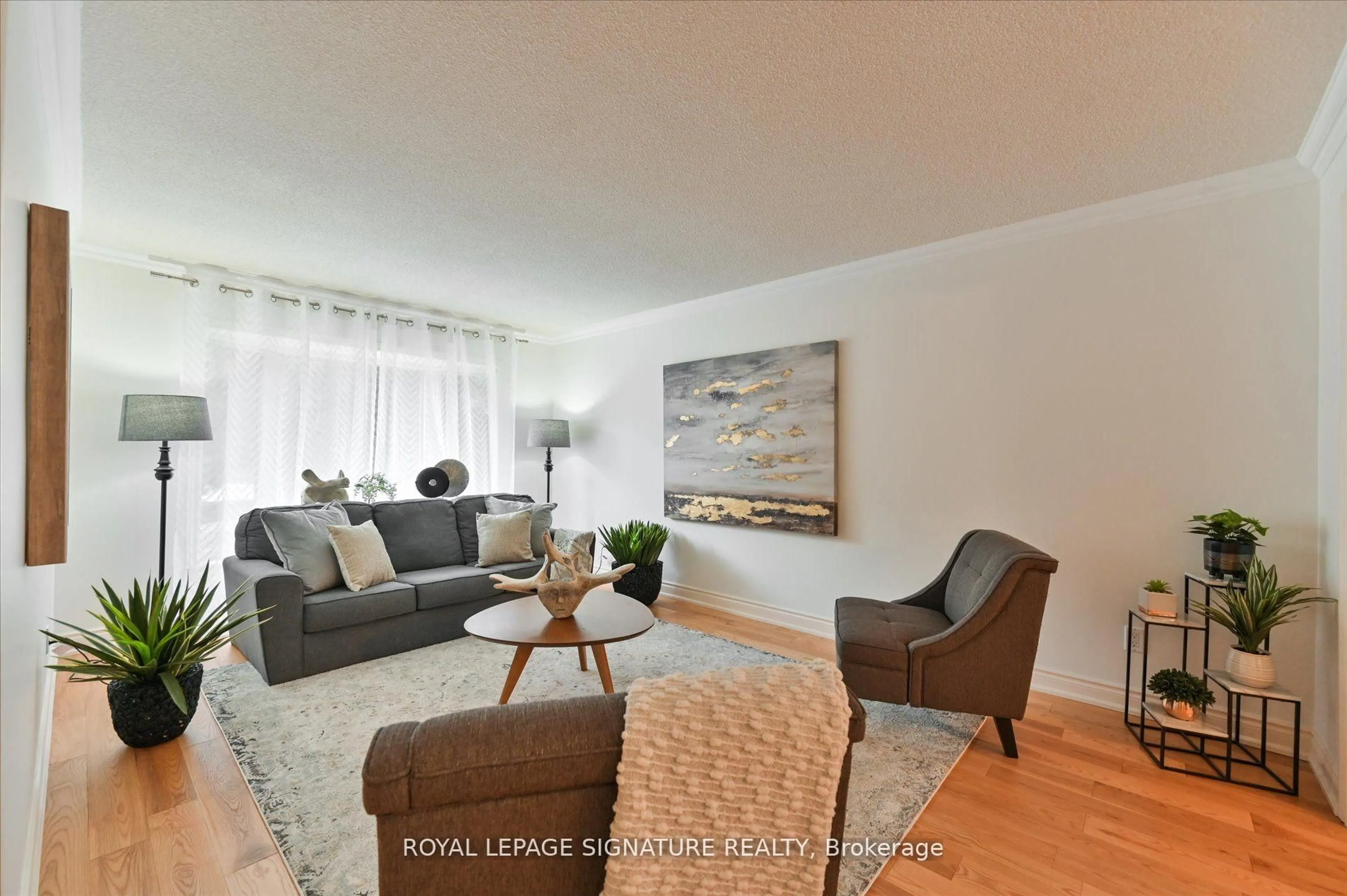 Living room with furniture, wood/laminate floor for 3417 Sanderling Cres, Mississauga Ontario L5L 3P4