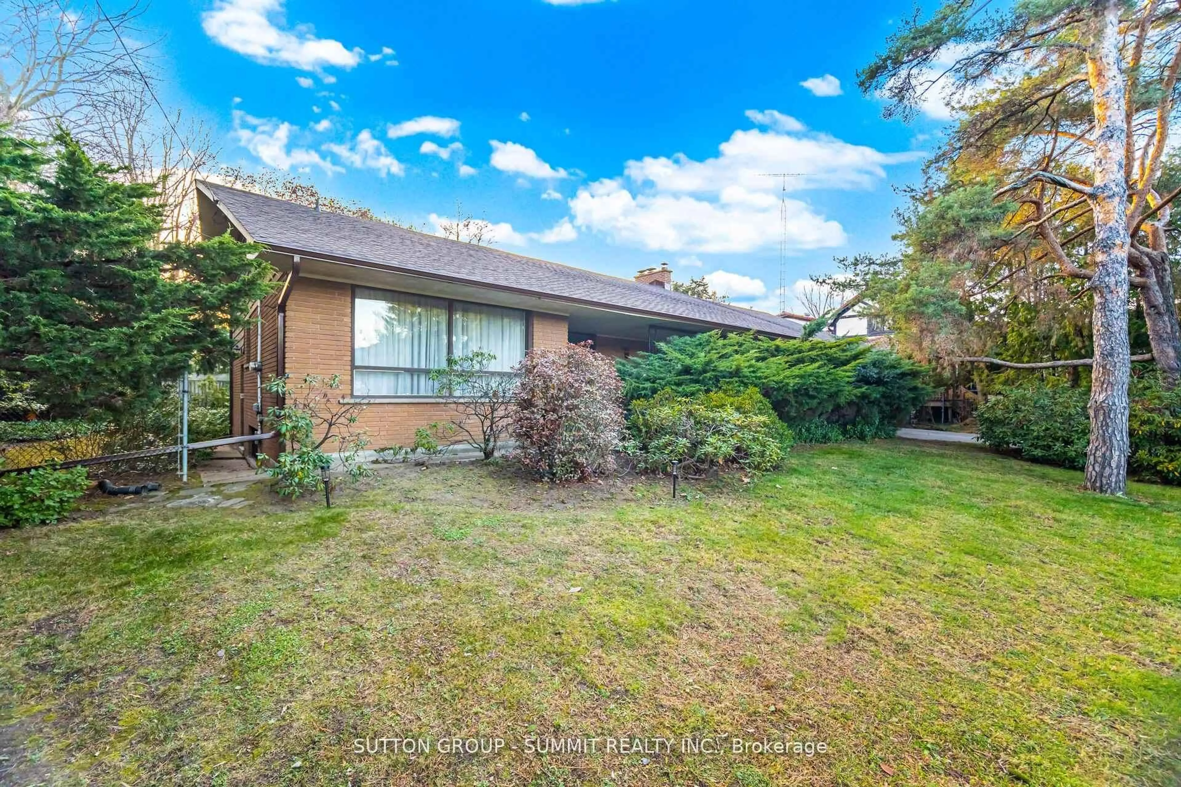 A pic from outside/outdoor area/front of a property/back of a property/a pic from drone, unknown for 2264 Courrier Lane, Mississauga Ontario L5C 1V2