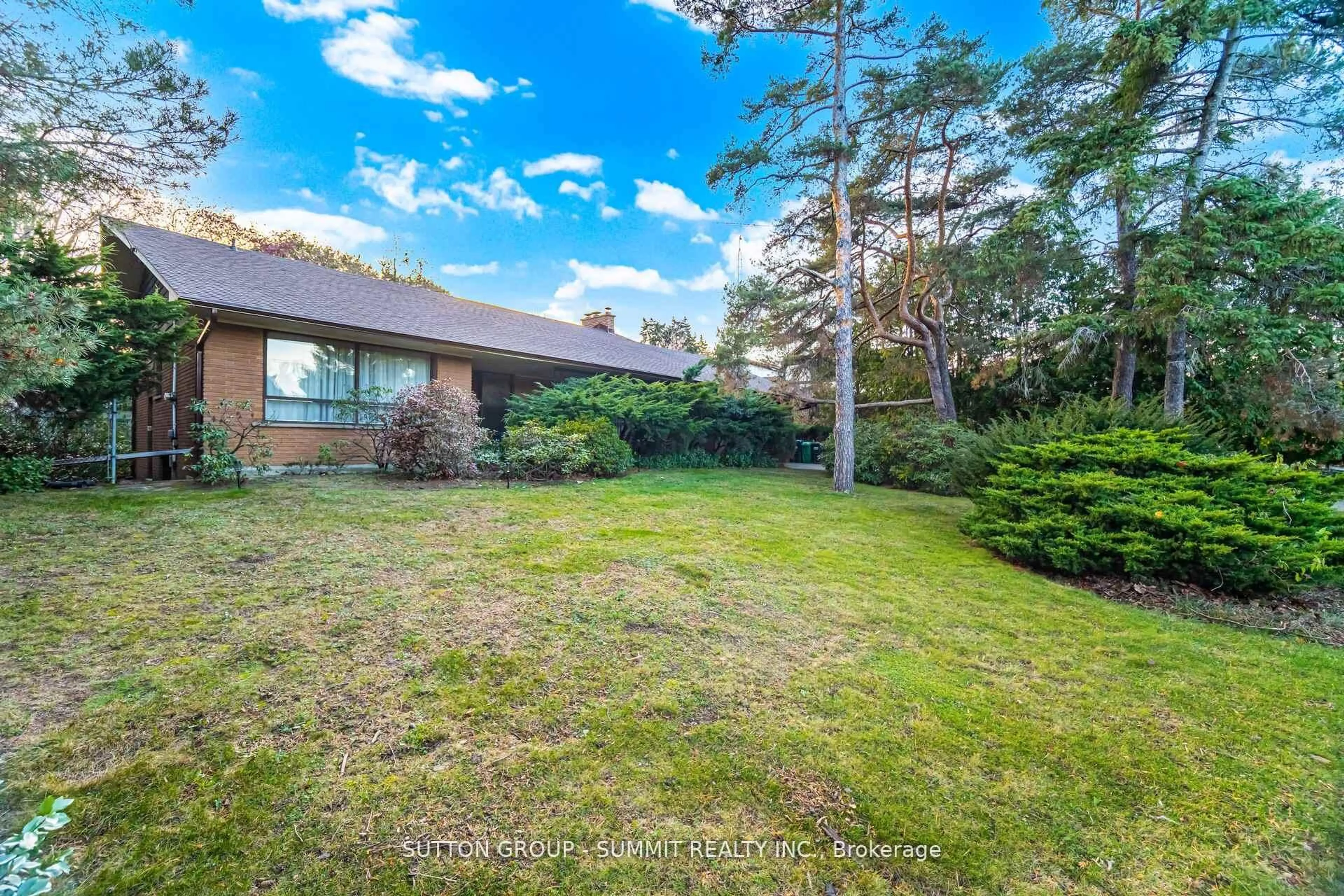 A pic from outside/outdoor area/front of a property/back of a property/a pic from drone, forest/trees view for 2264 Courrier Lane, Mississauga Ontario L5C 1V2