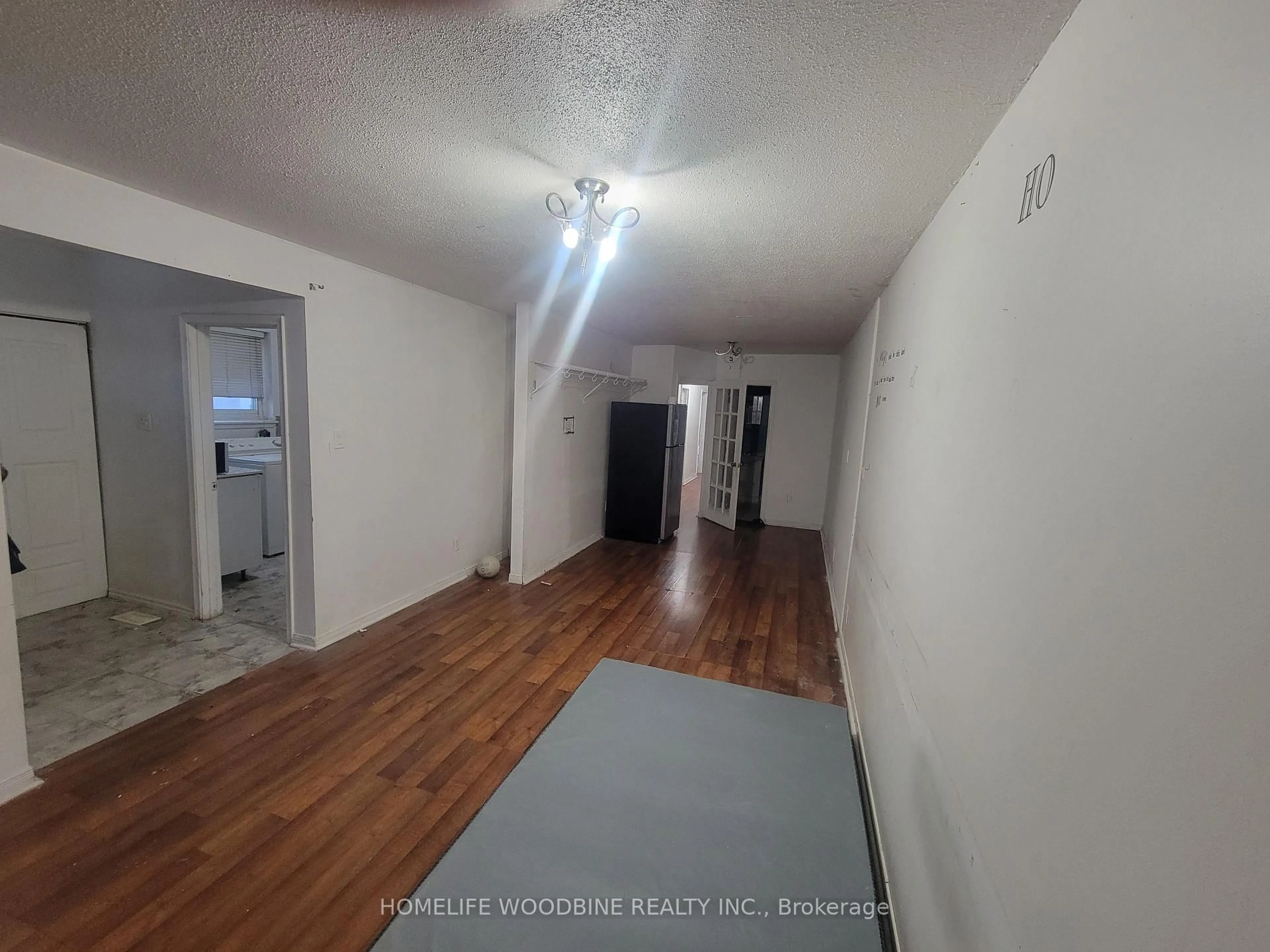 A pic of a room for 7335 Darcel Ave, Mississauga Ontario L4T 2X4