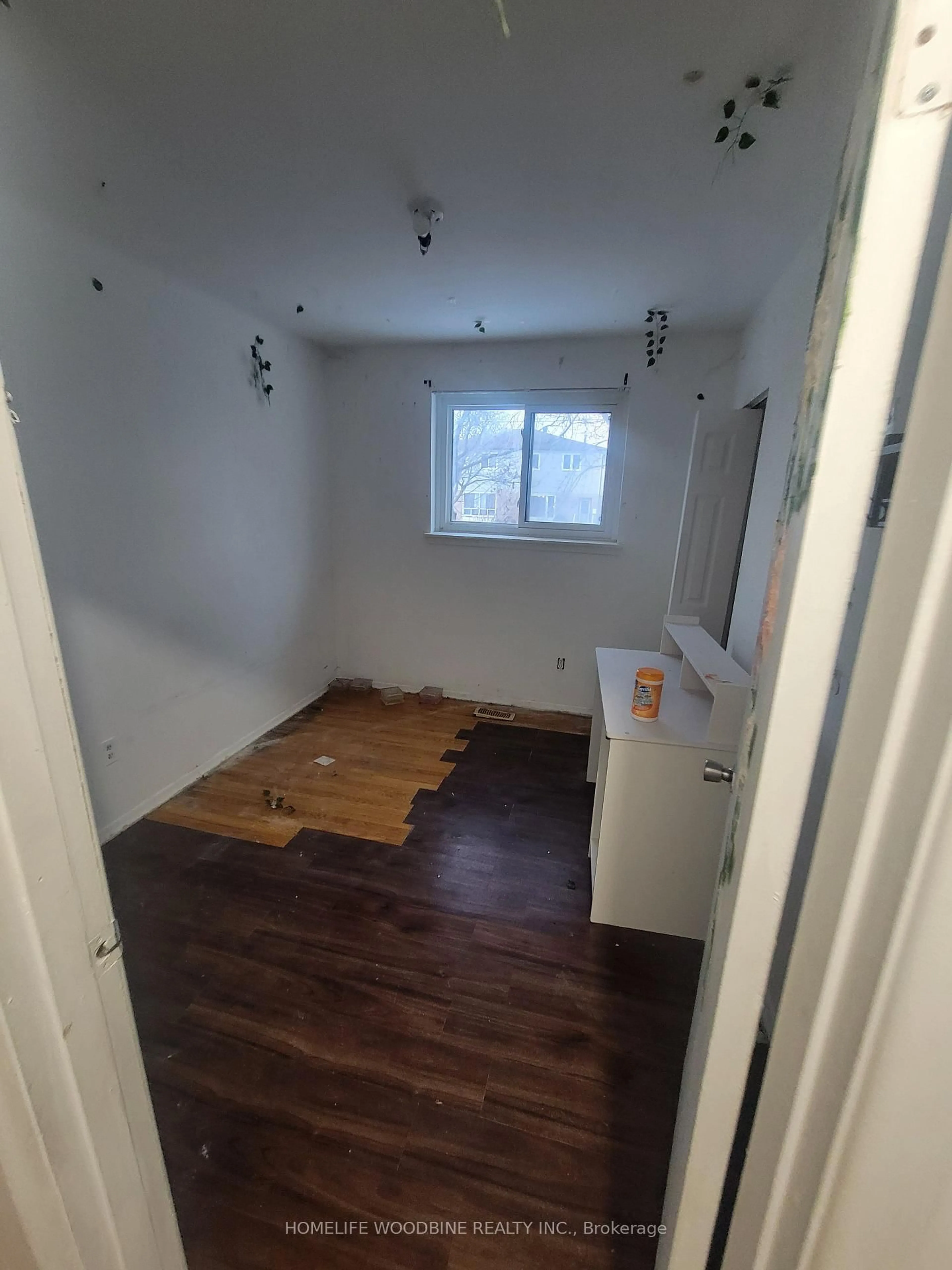 A pic of a room for 7335 Darcel Ave, Mississauga Ontario L4T 2X4