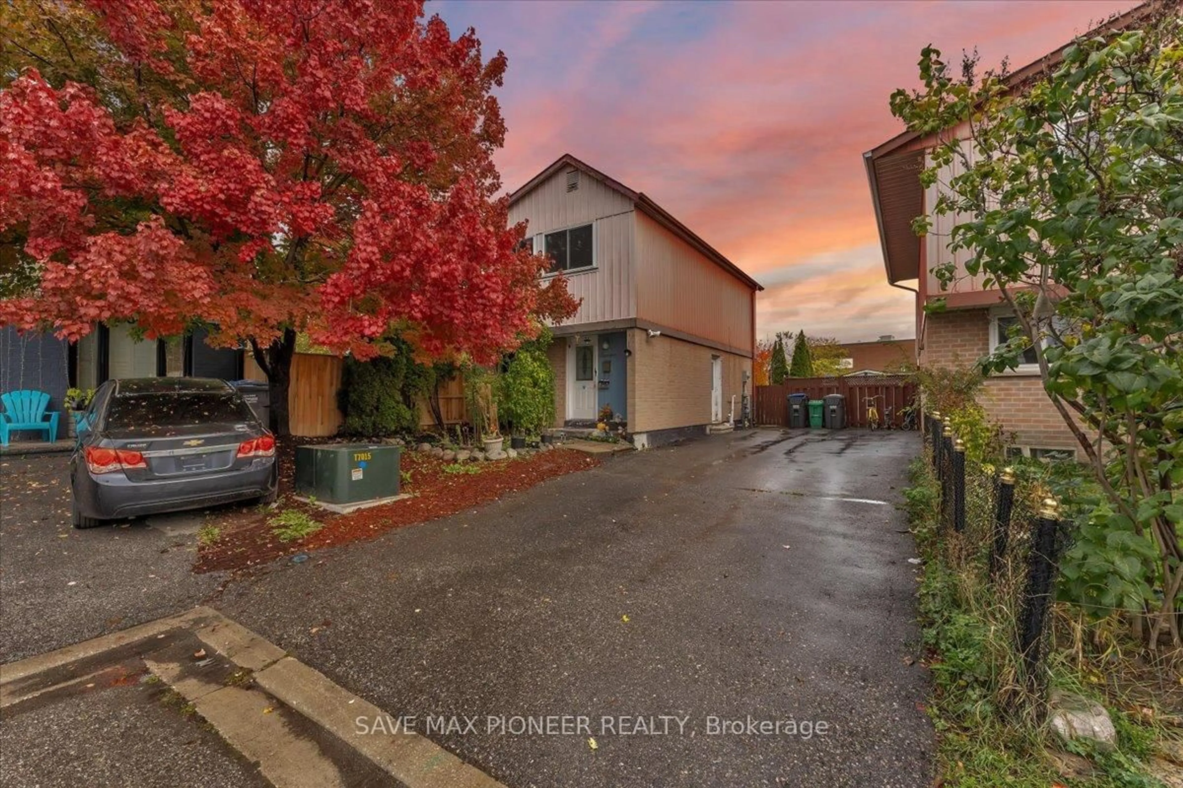 A pic from outside/outdoor area/front of a property/back of a property/a pic from drone, street for 11 Great Oak Crt, Brampton Ontario L6S 2J9