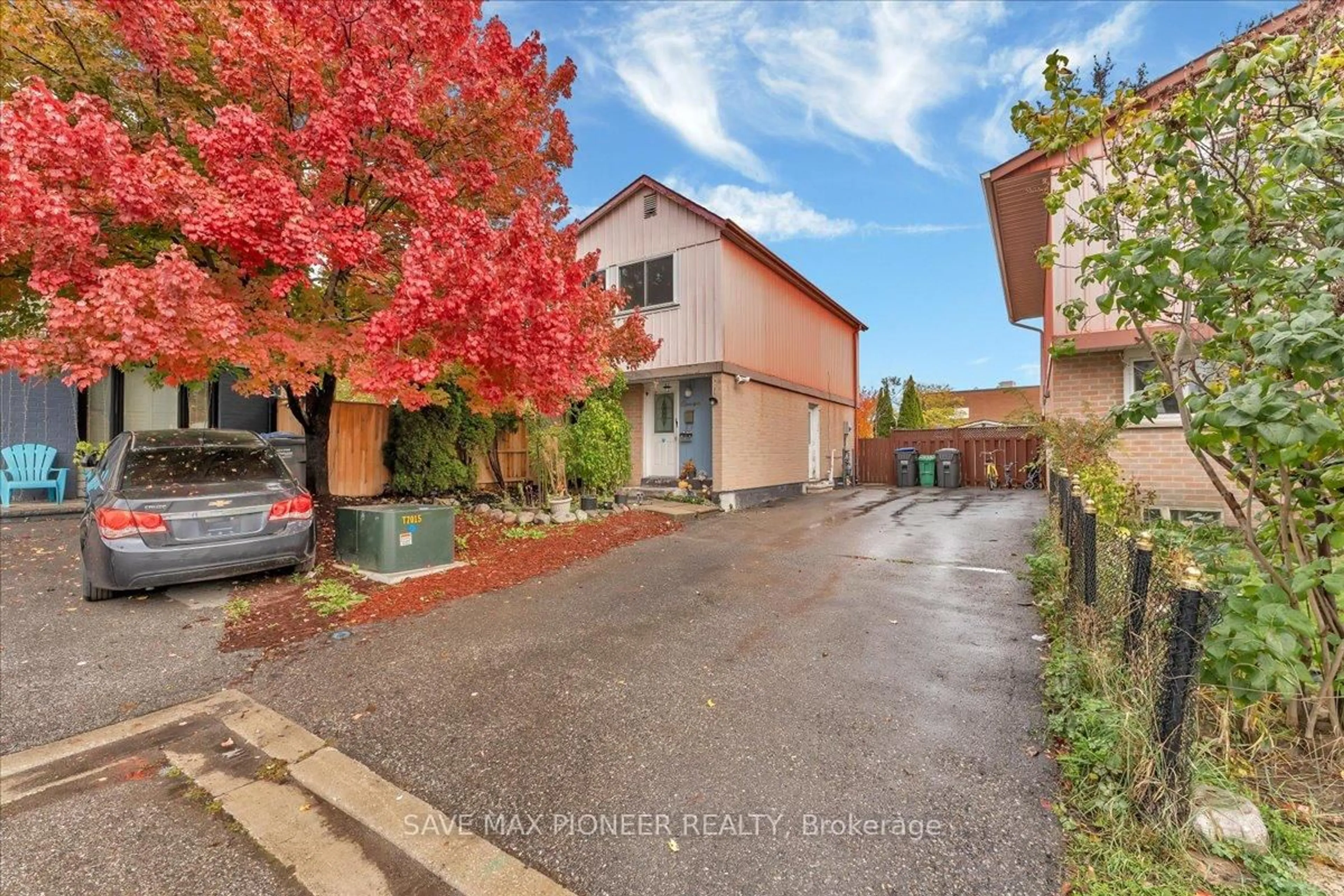 A pic from outside/outdoor area/front of a property/back of a property/a pic from drone, street for 11 Great Oak Crt, Brampton Ontario L6S 2J9