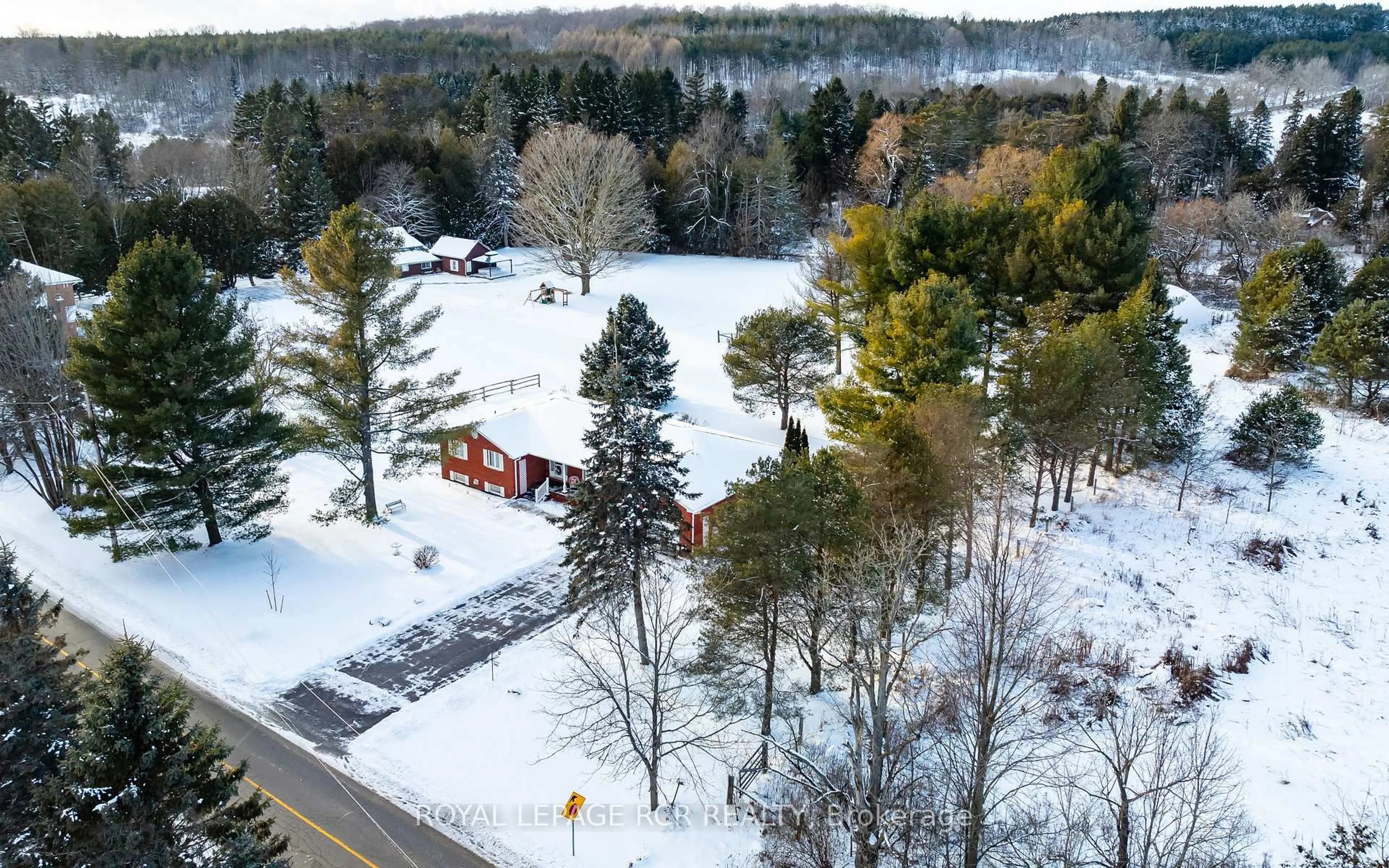 A pic from outside/outdoor area/front of a property/back of a property/a pic from drone, mountain view for 2534 Highpoint Sdrd, Caledon Ontario L7K 0J1