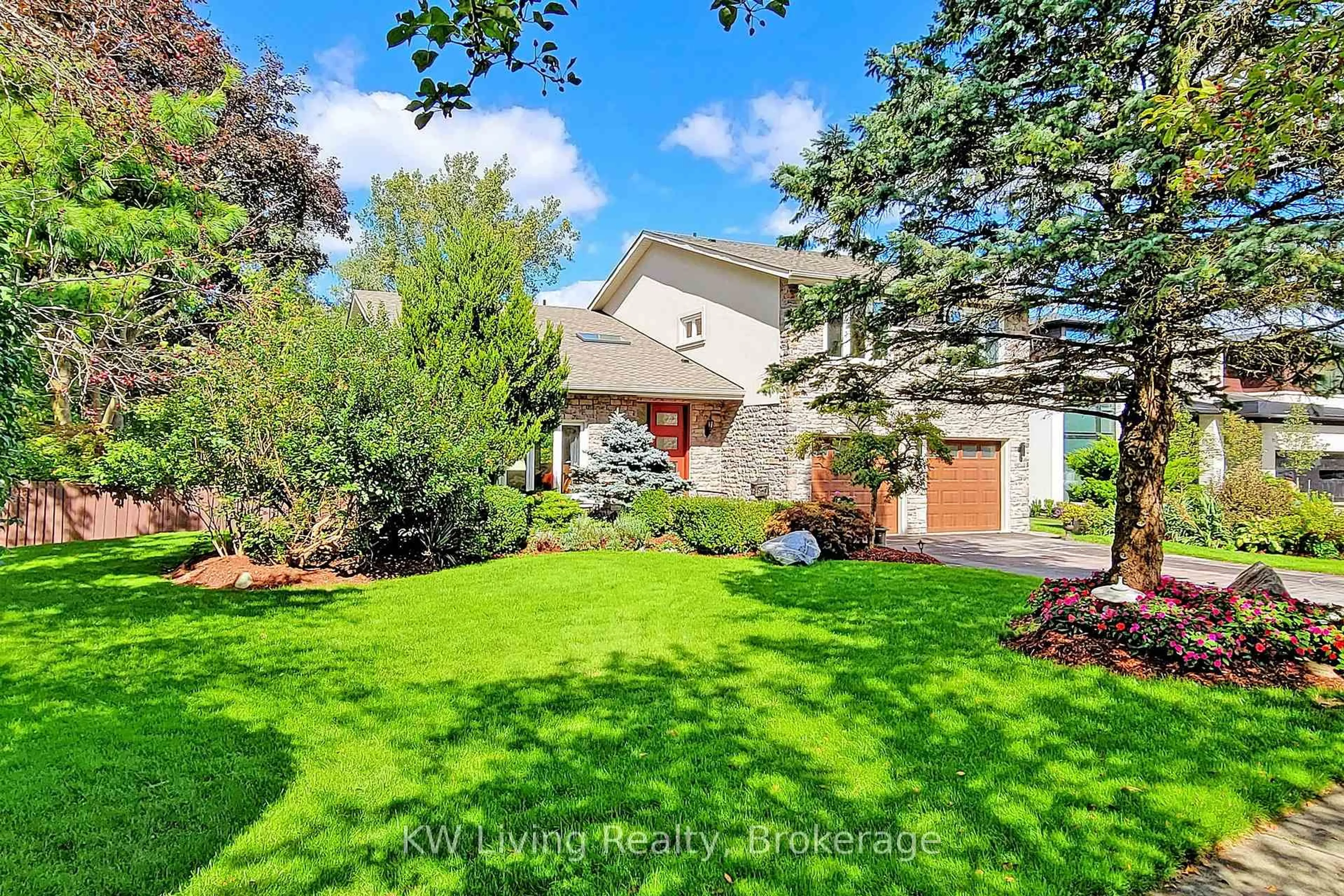 A pic from outside/outdoor area/front of a property/back of a property/a pic from drone, street for 1280 Watersedge Rd, Mississauga Ontario L5J 1A1
