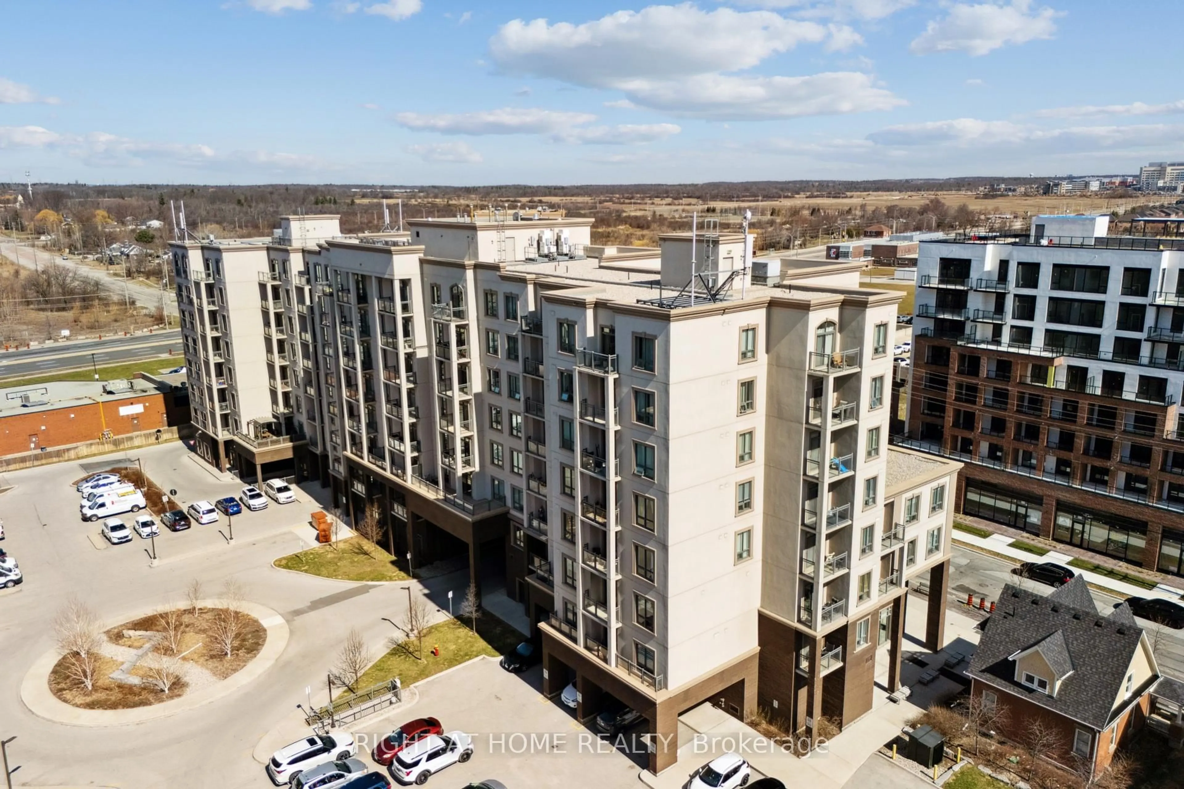 A pic from outside/outdoor area/front of a property/back of a property/a pic from drone, unknown for 2486 Old Bronte Rd #815, Oakville Ontario L6M 4J2