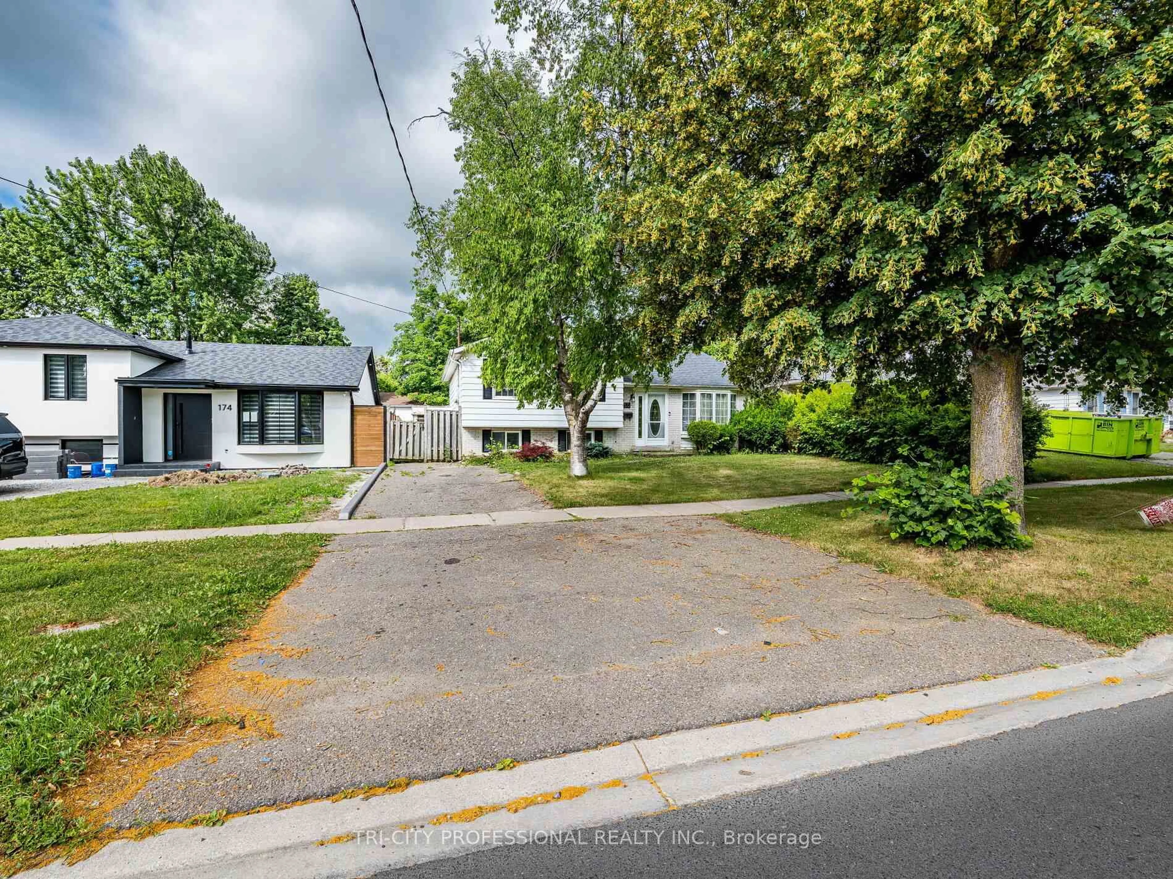 A pic from outside/outdoor area/front of a property/back of a property/a pic from drone, street for 172 Mountainview Rd, Halton Hills Ontario L7G 4K7