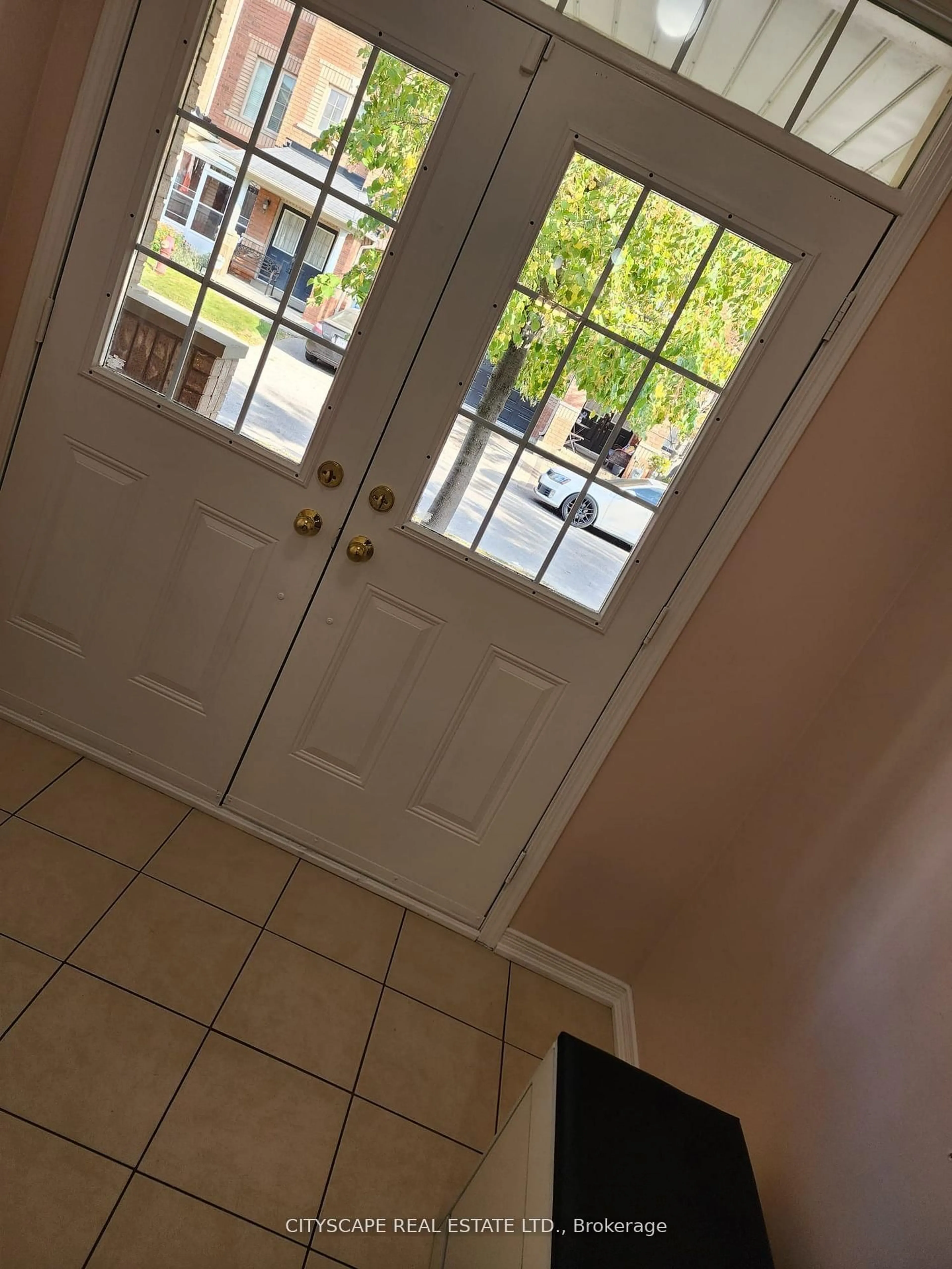 Indoor entryway for 94 Unionville Cres, Brampton Ontario L6P 2Z4