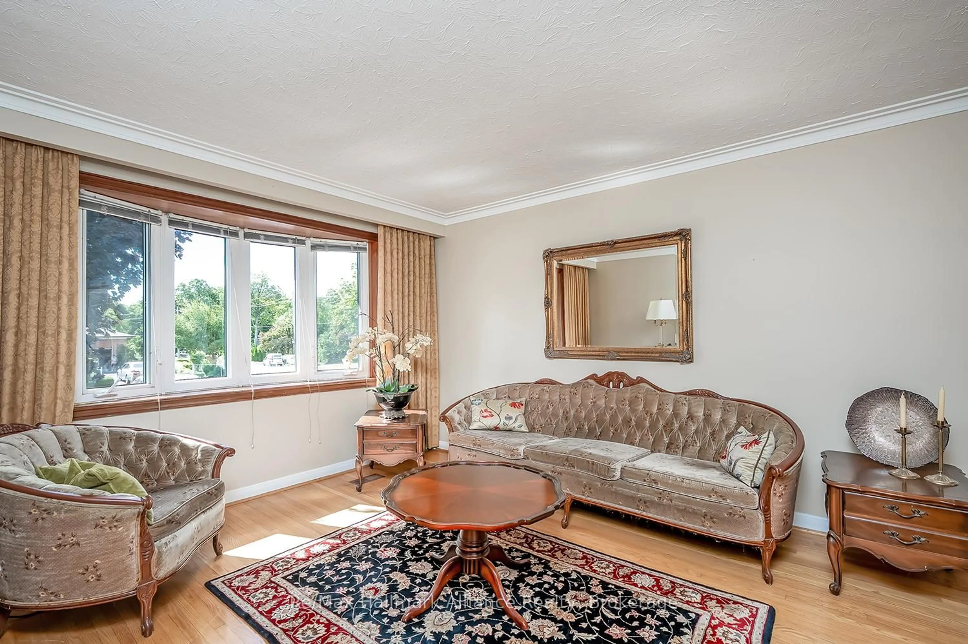 Living room with furniture, unknown for 543 Pinegrove Rd, Oakville Ontario L6K 2C2