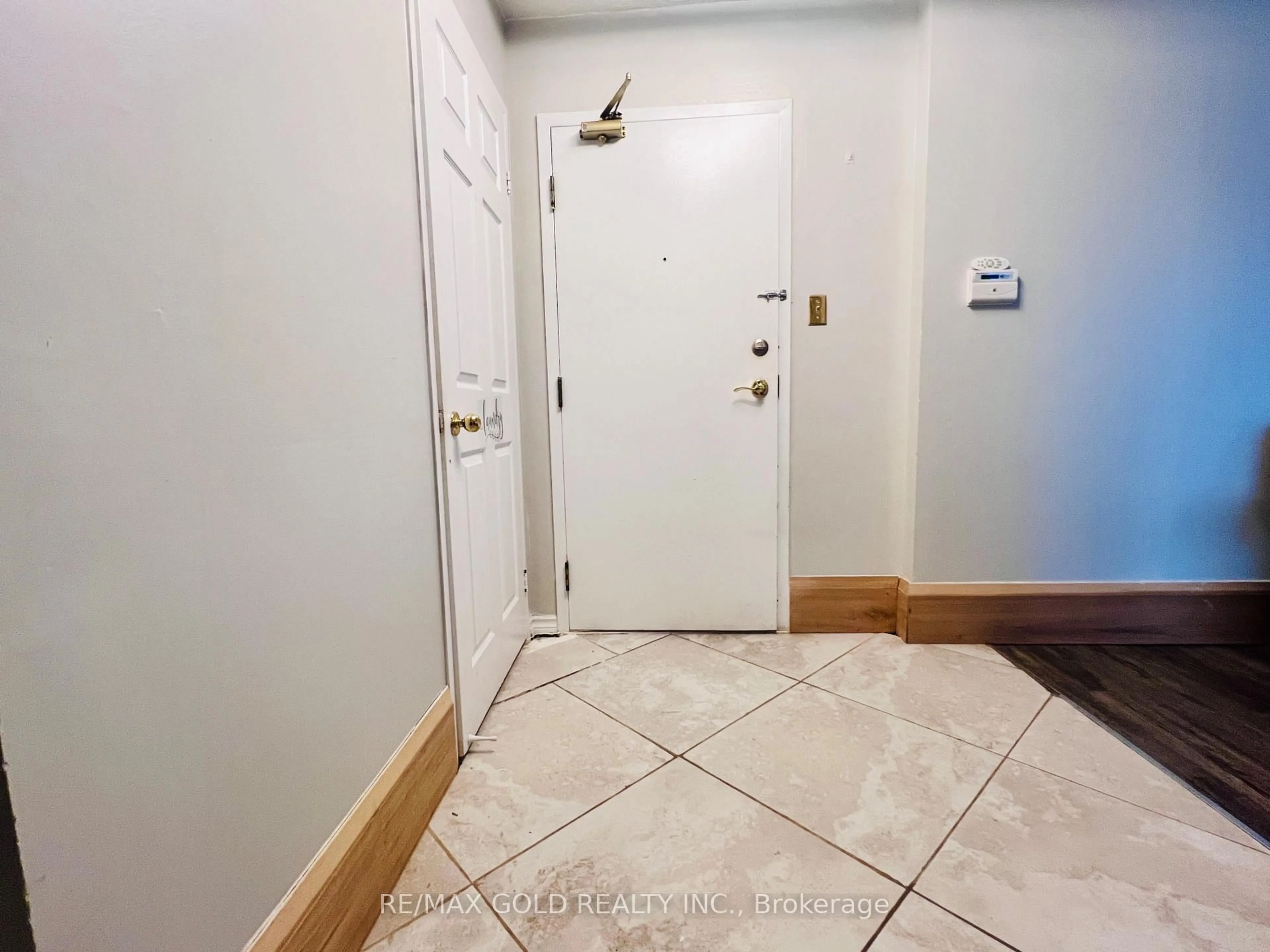 Indoor entryway for 10 Malta Ave #1504, Brampton Ontario L6Y 4G6