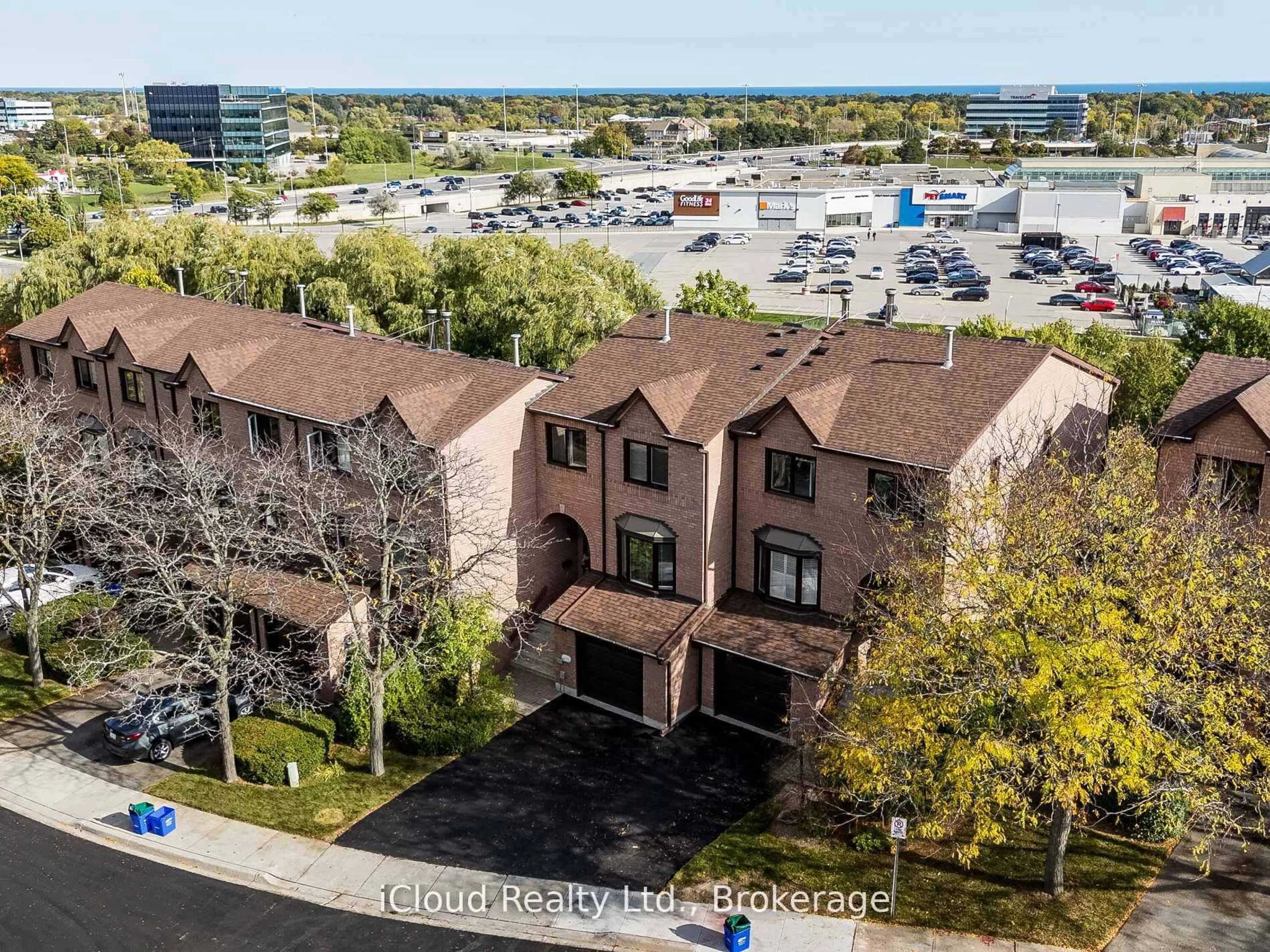 A pic from outside/outdoor area/front of a property/back of a property/a pic from drone, street for 1100 Queens Ave #16, Oakville Ontario L6H 2B5
