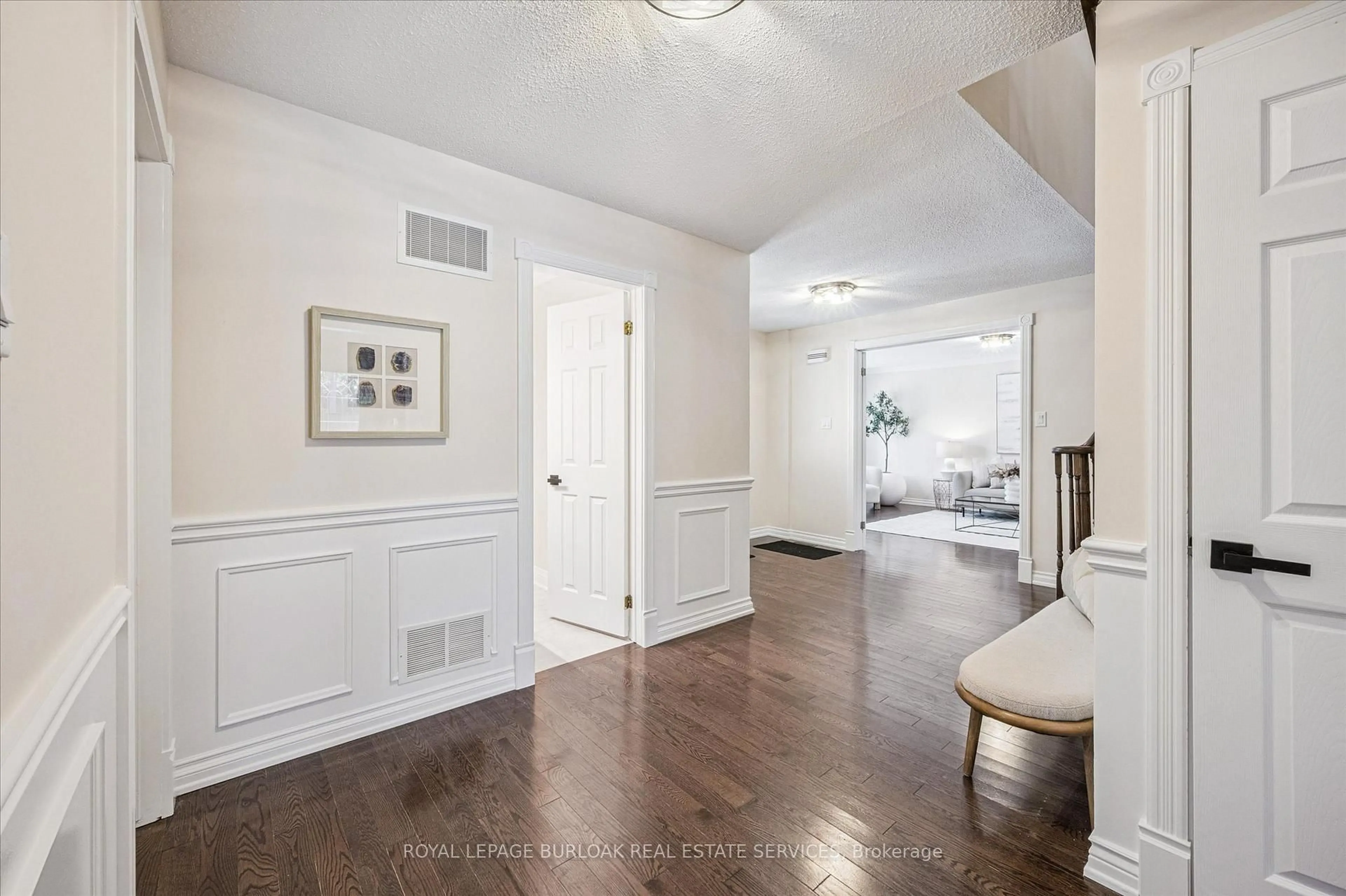 Indoor entryway for 4069 Lakeshore Rd, Burlington Ontario L7L 1A2