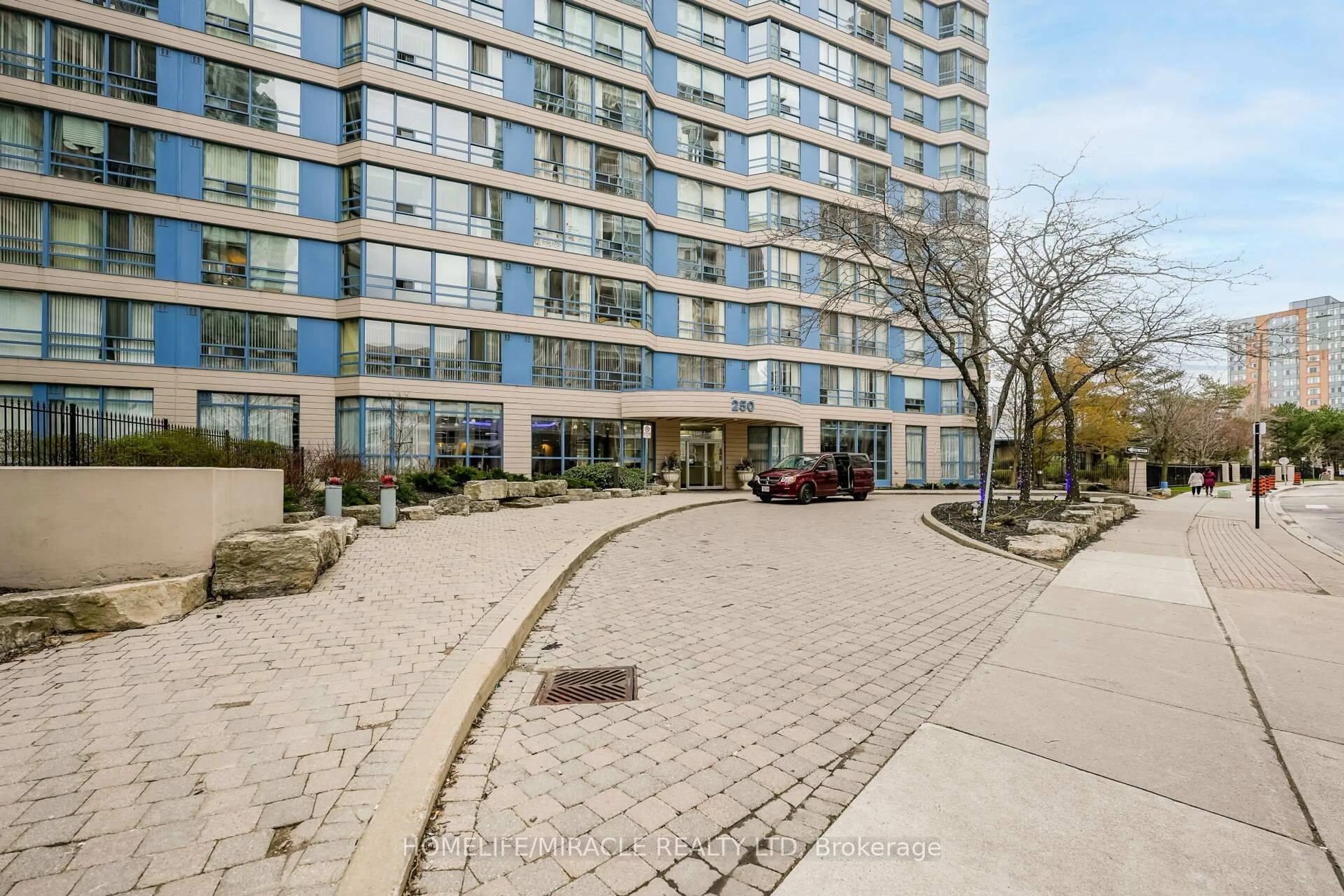 Patio, building for 250 Webb Dr #318, Mississauga Ontario L5B 3Z4