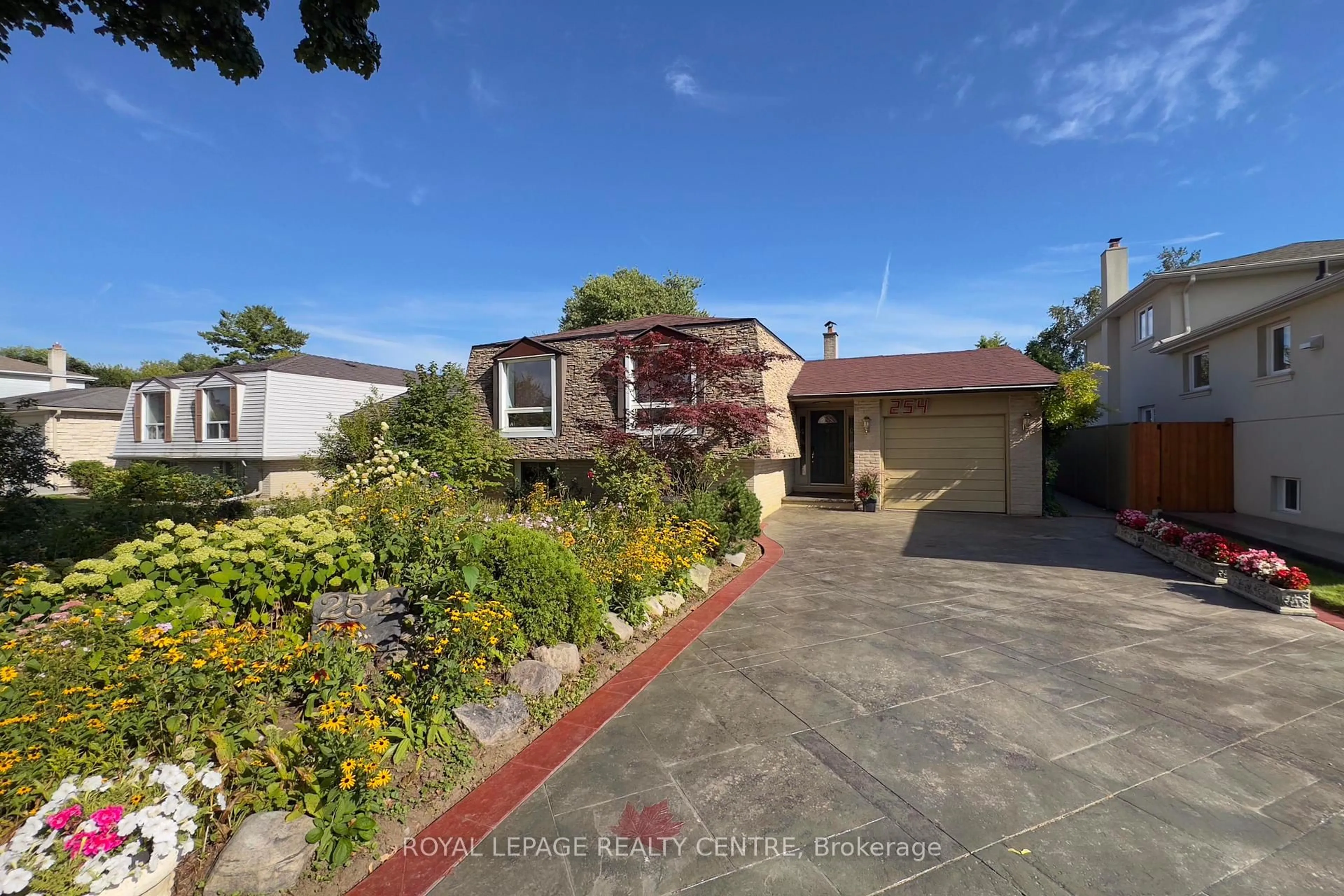 A pic from outside/outdoor area/front of a property/back of a property/a pic from drone, street for 254 Louis Dr, Mississauga Ontario L5B 1Y9