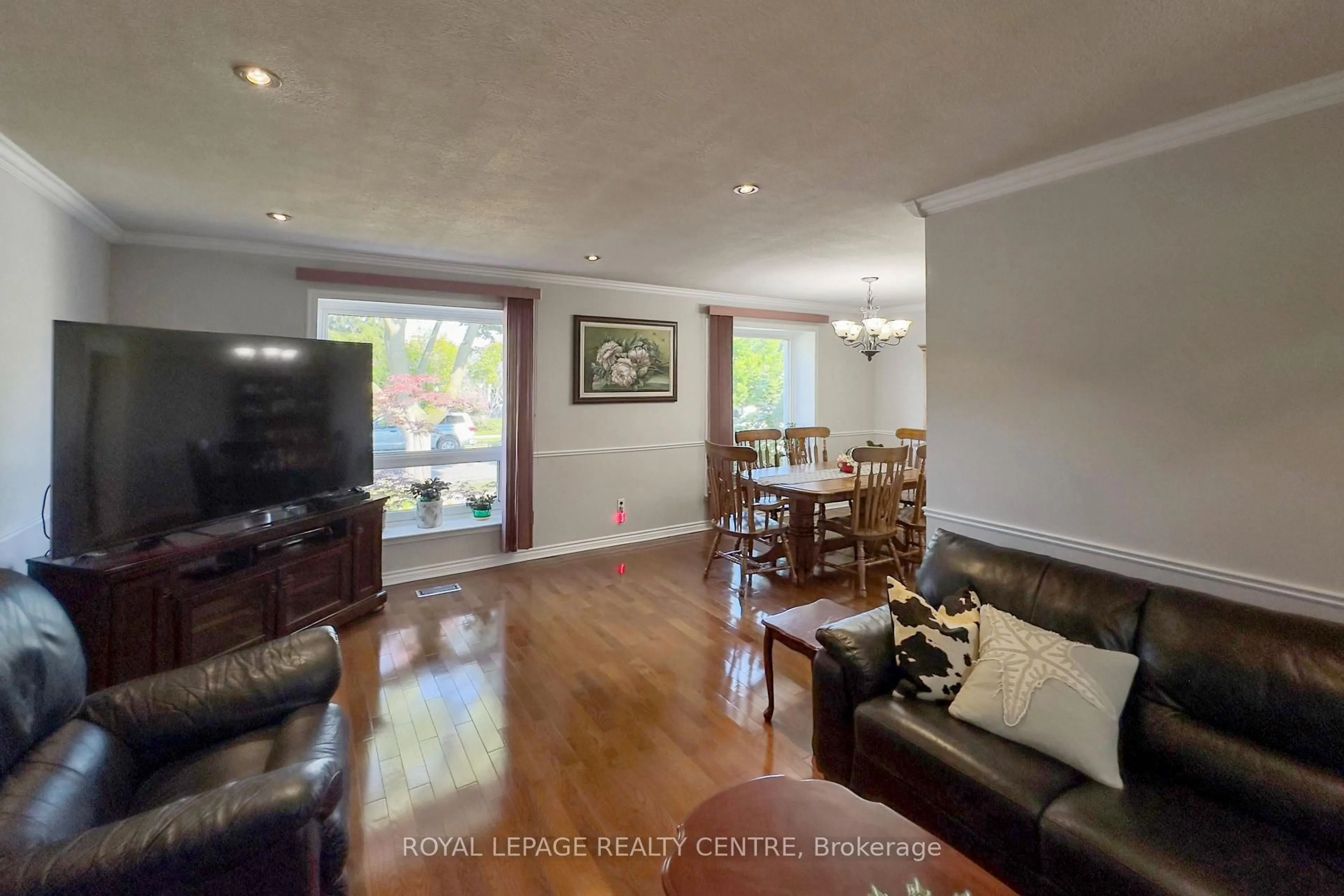 Living room with furniture, wood/laminate floor for 254 Louis Dr, Mississauga Ontario L5B 1Y9