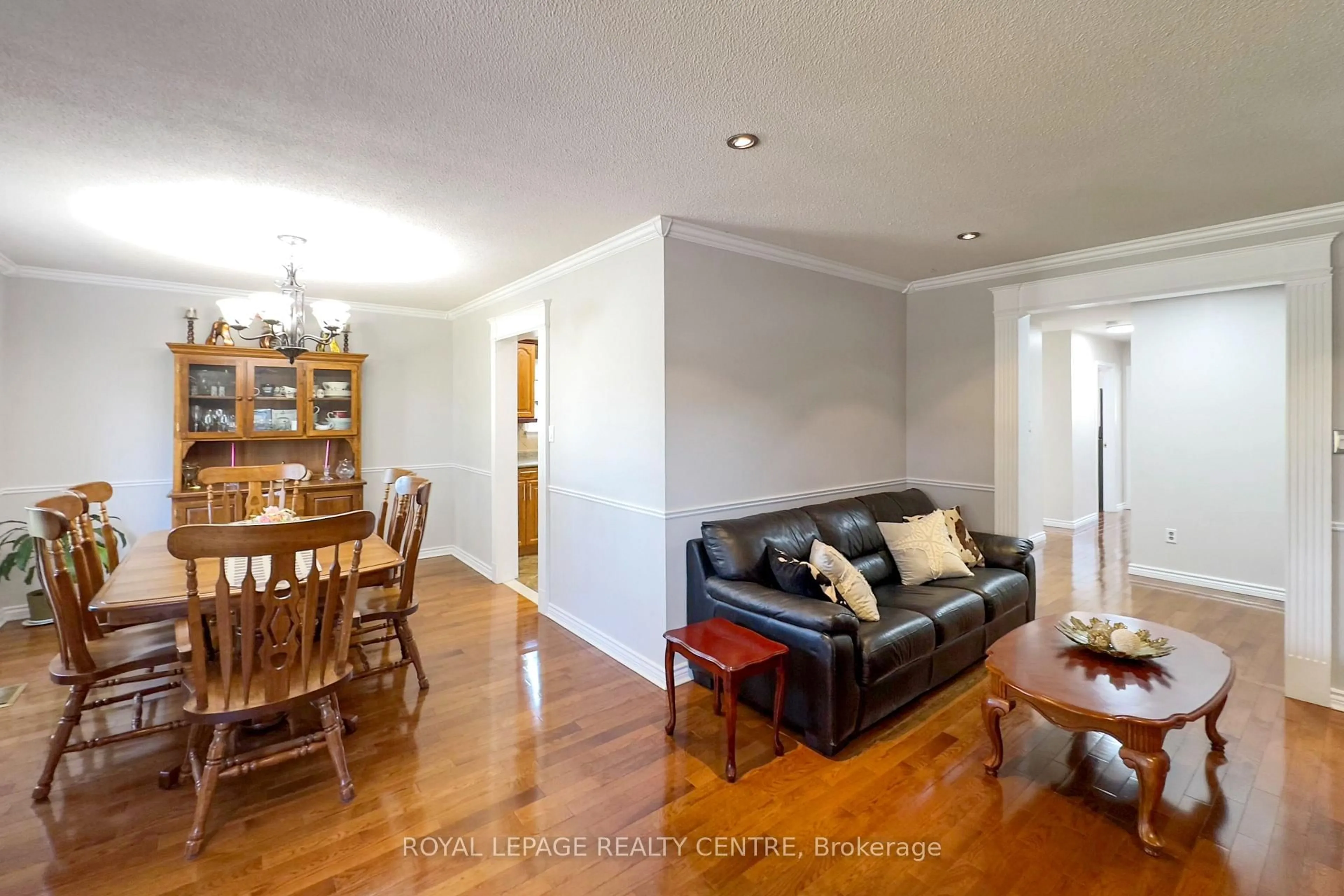 Living room with furniture, wood/laminate floor for 254 Louis Dr, Mississauga Ontario L5B 1Y9