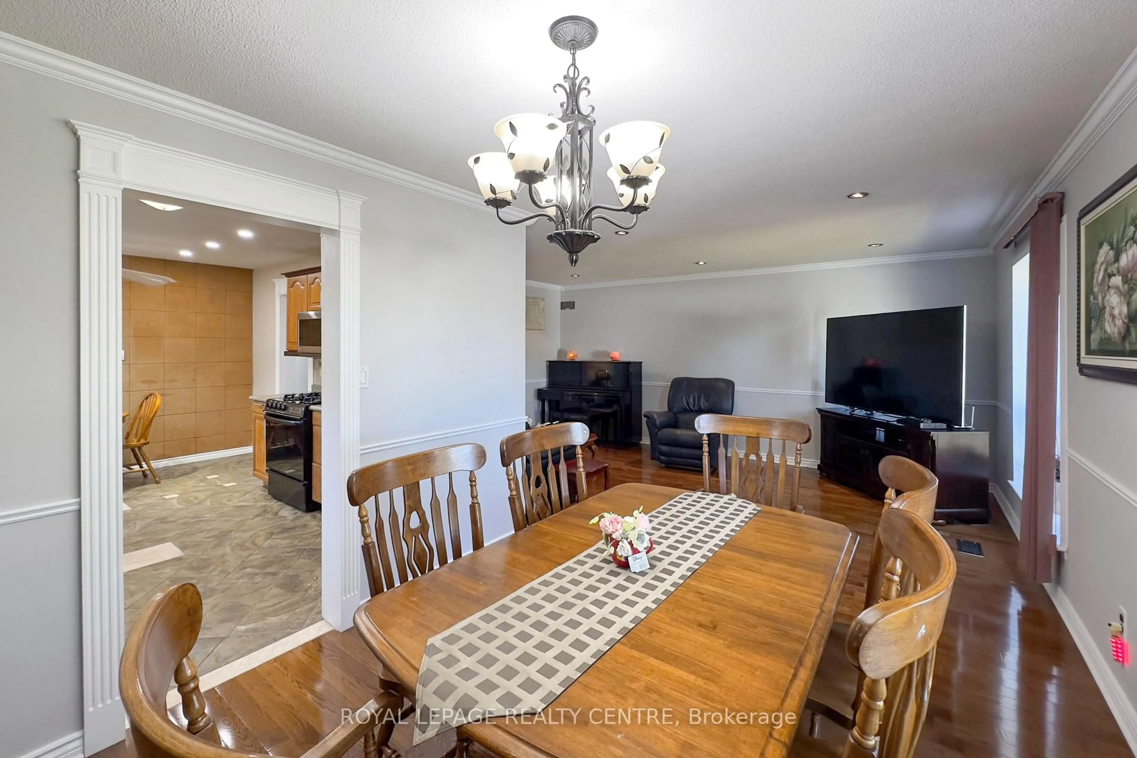Dining room, unknown for 254 Louis Dr, Mississauga Ontario L5B 1Y9