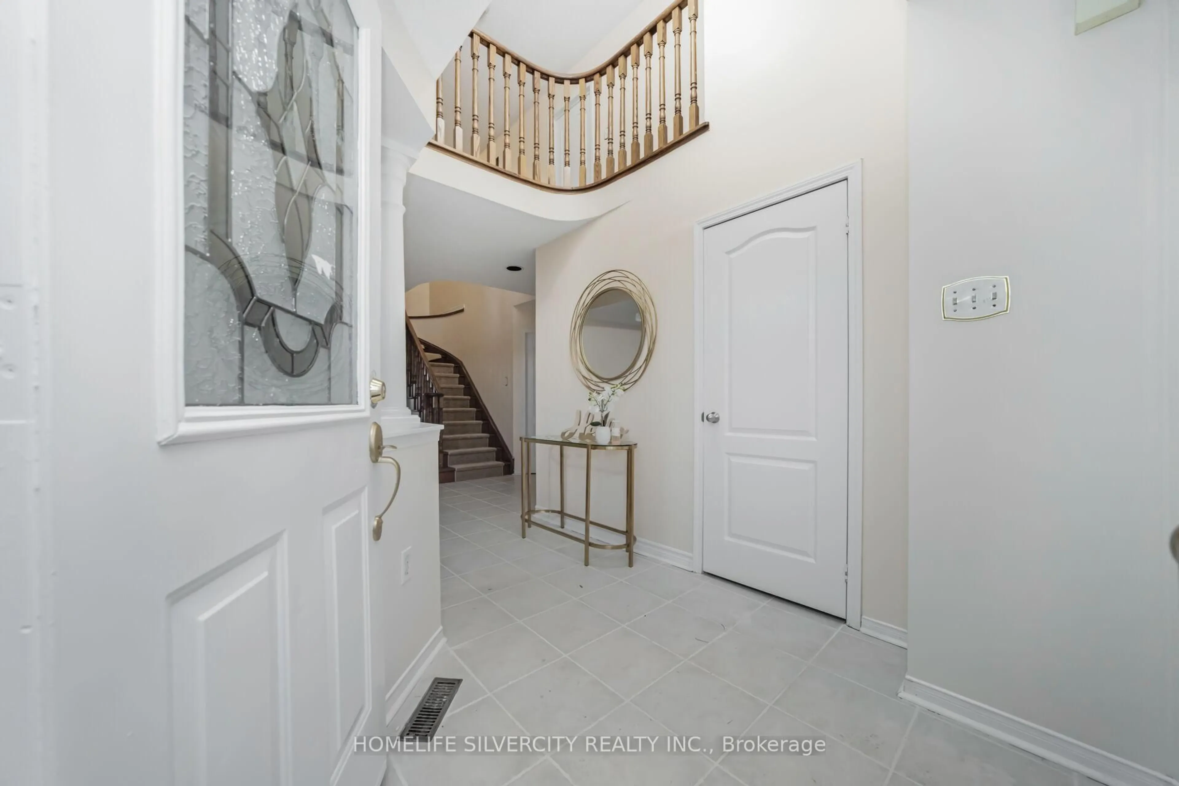 Indoor entryway for 16 Coralreef Cres, Brampton Ontario L6R 2H5