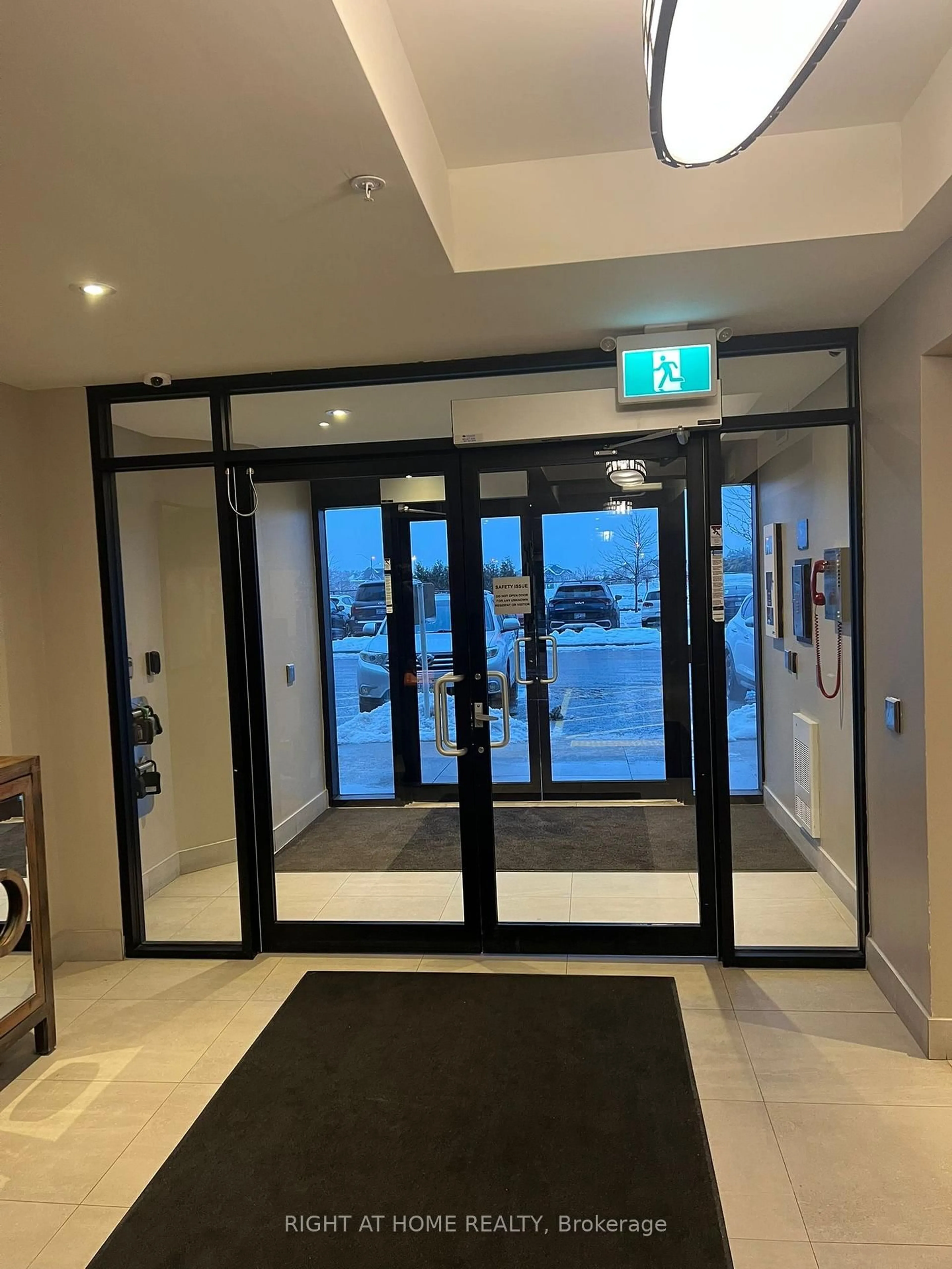 Indoor foyer for 610 Farmstead Dr #407, Milton Ontario L9T 8X5