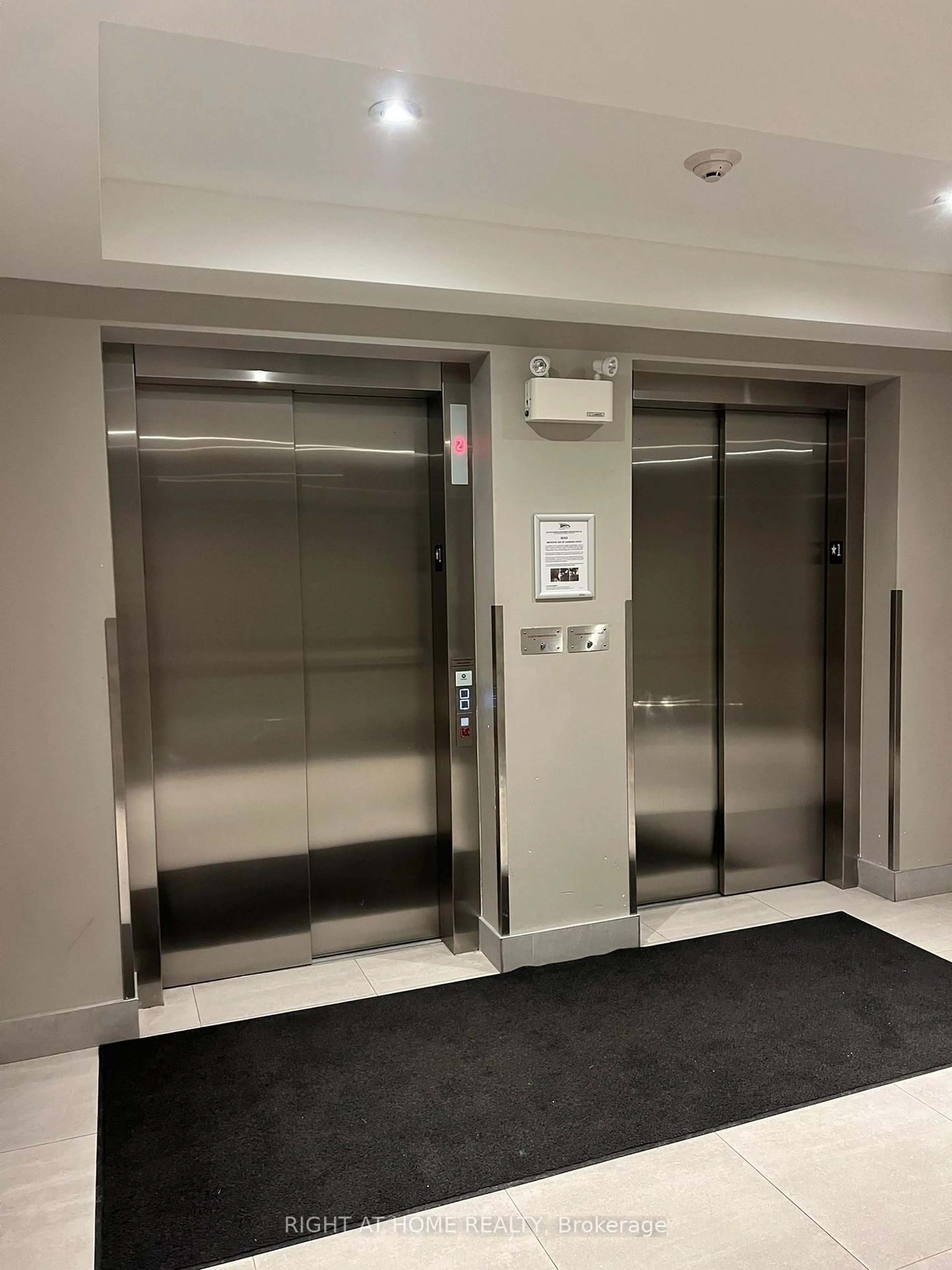 Indoor foyer for 610 Farmstead Dr #407, Milton Ontario L9T 8X5