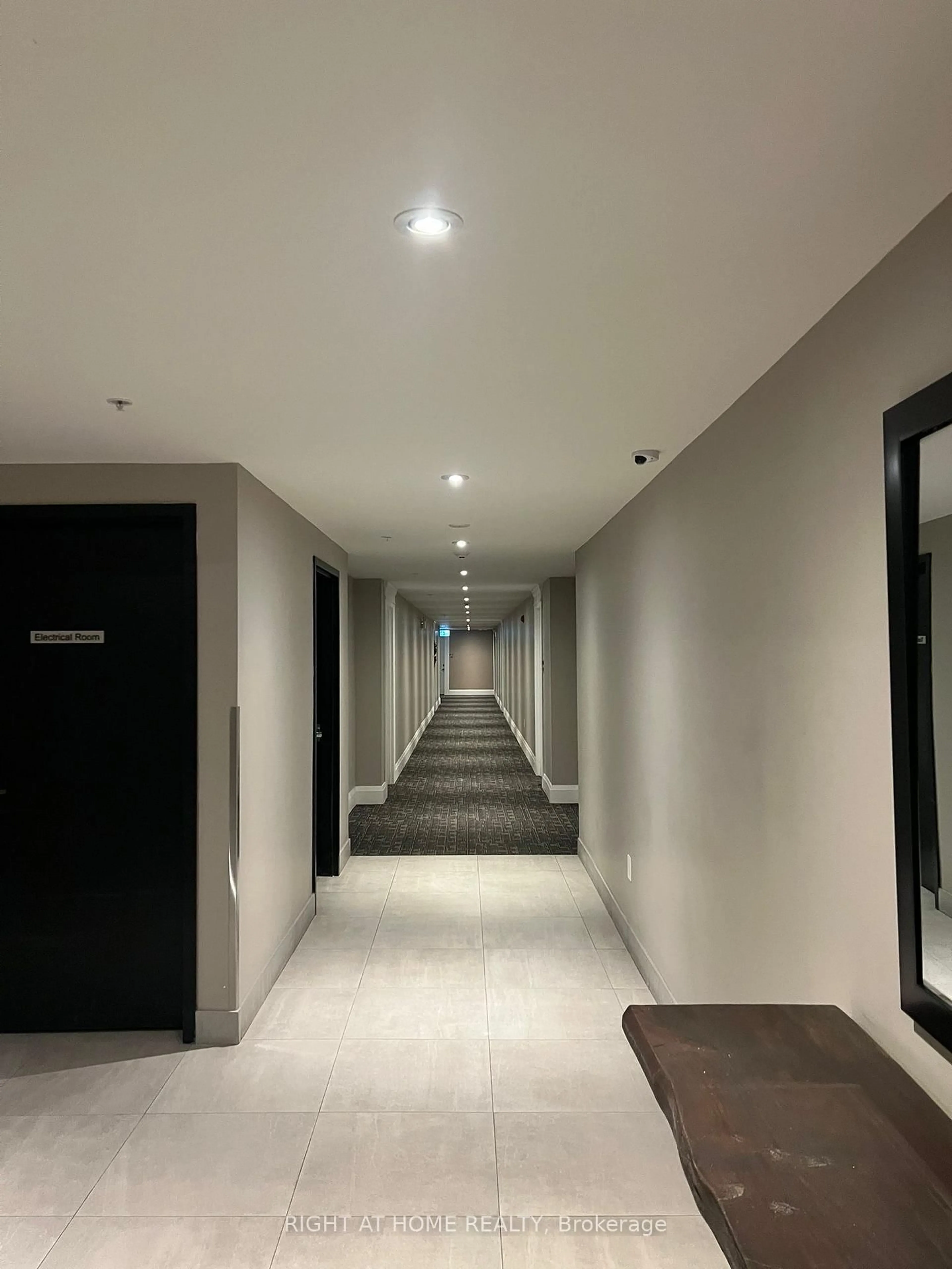 Indoor foyer for 610 Farmstead Dr #407, Milton Ontario L9T 8X5