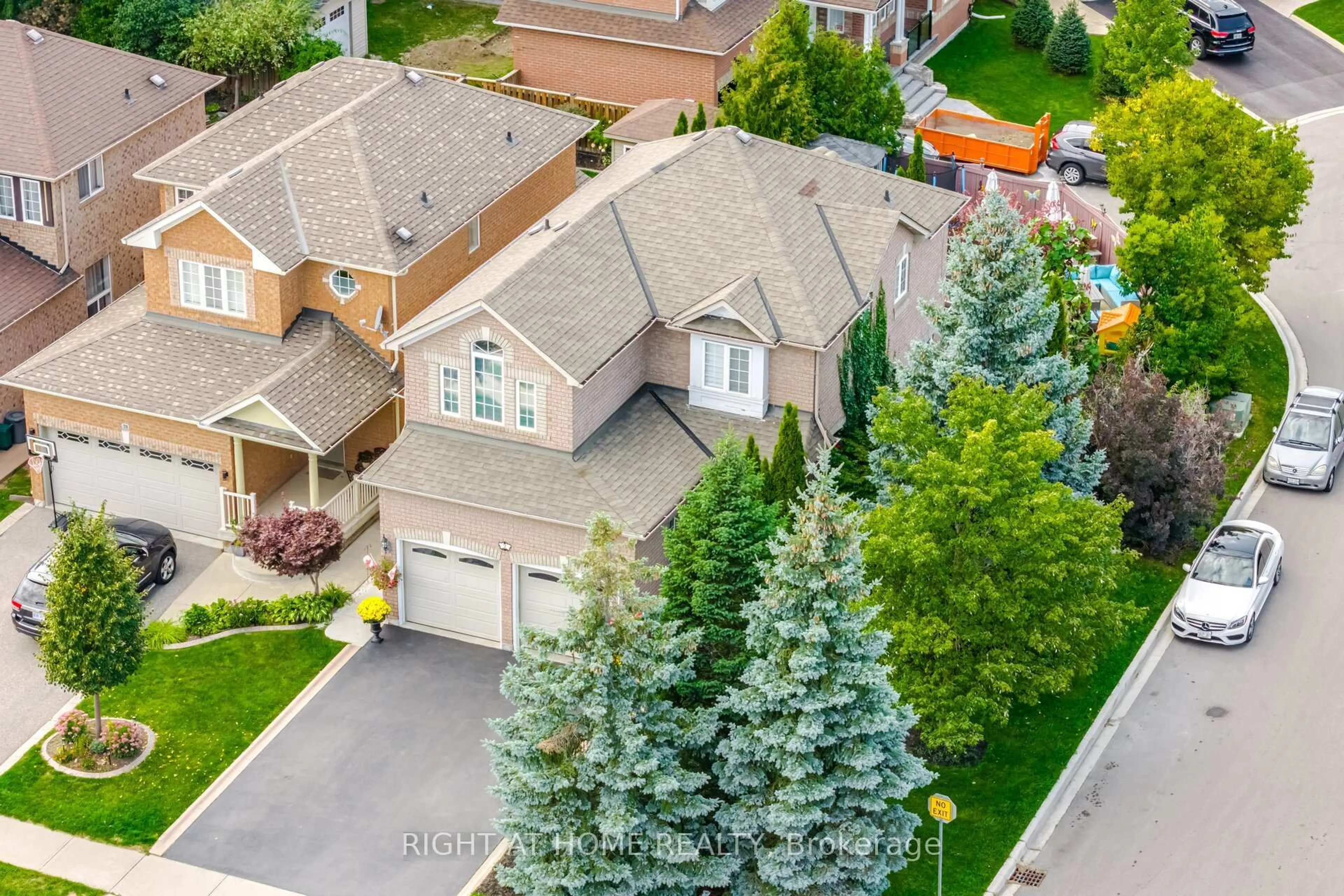 A pic from outside/outdoor area/front of a property/back of a property/a pic from drone, street for 2 Melrose Gdns, Brampton Ontario L7A 1J7