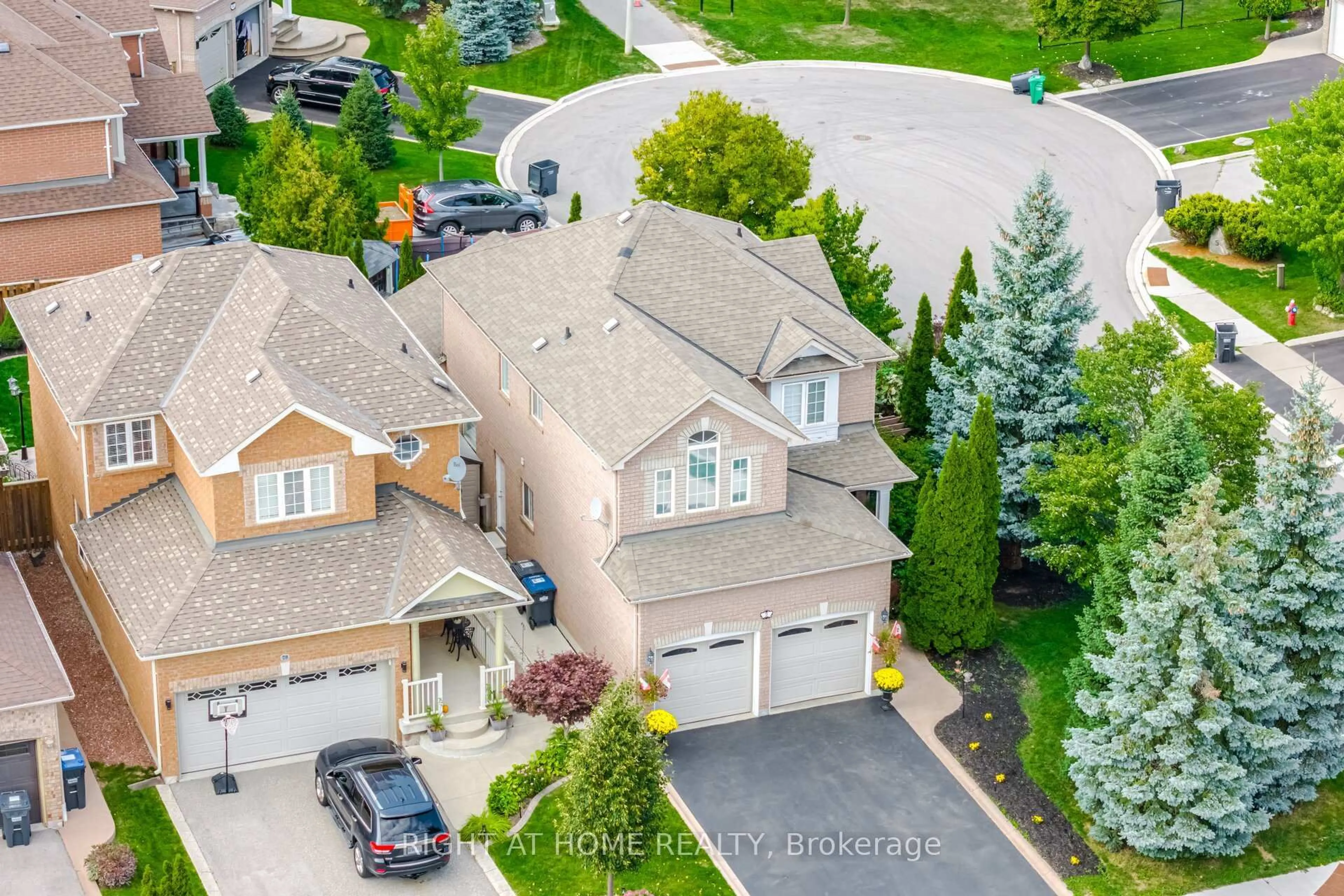 A pic from outside/outdoor area/front of a property/back of a property/a pic from drone, street for 2 Melrose Gdns, Brampton Ontario L7A 1J7