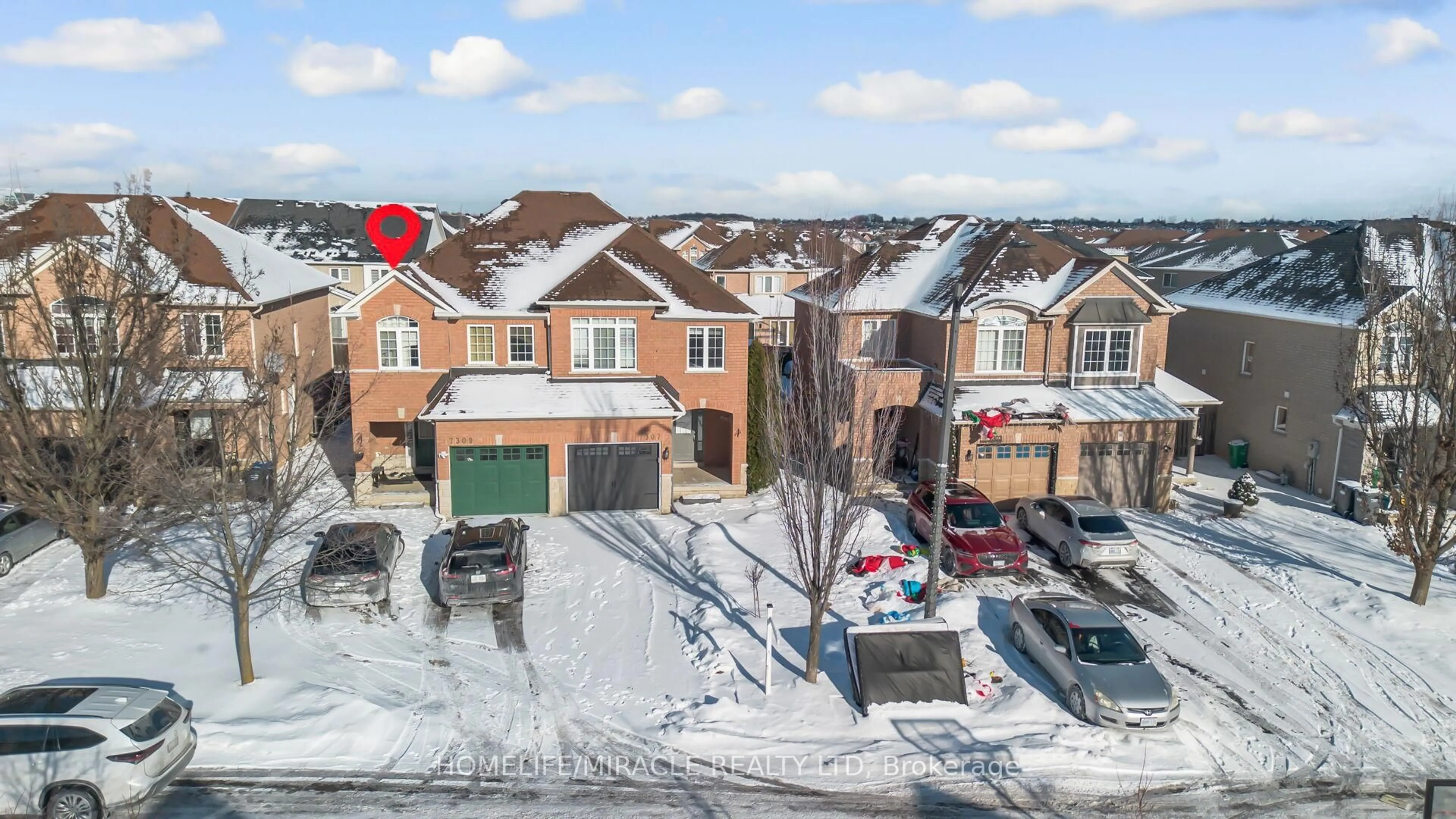 A pic from outside/outdoor area/front of a property/back of a property/a pic from drone, street for 7307 Cork Tree Row, Mississauga Ontario L5N 8N9